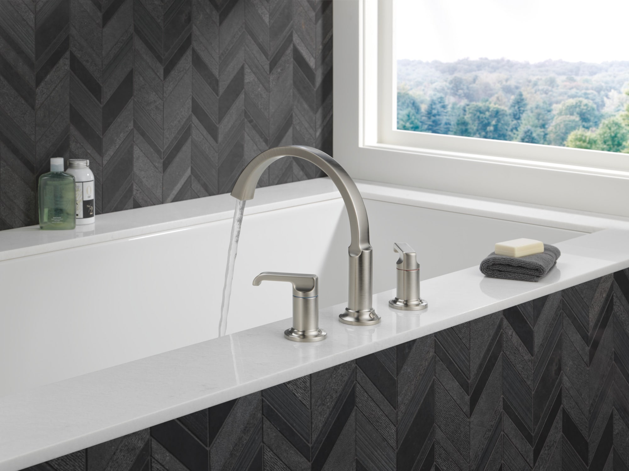 Grifo para lavabo con un solo mango de acero inoxidable Lumicoat de Delta - Mango H588SS-PR