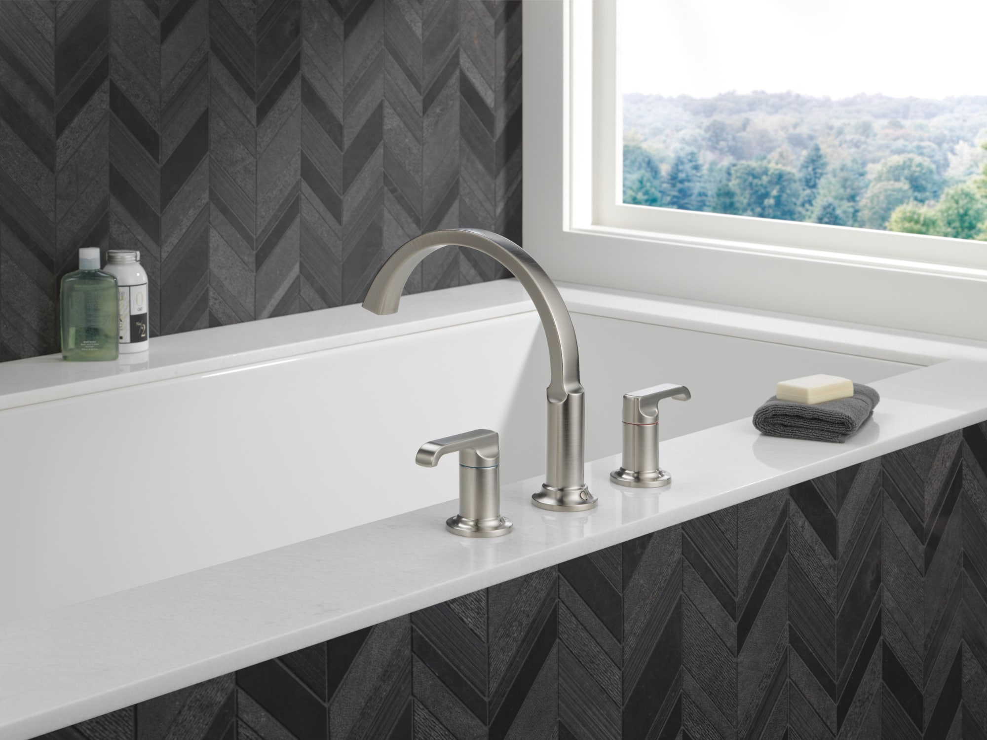 Grifo para lavabo con un solo mango de acero inoxidable Lumicoat de Delta - Mango H588SS-PR