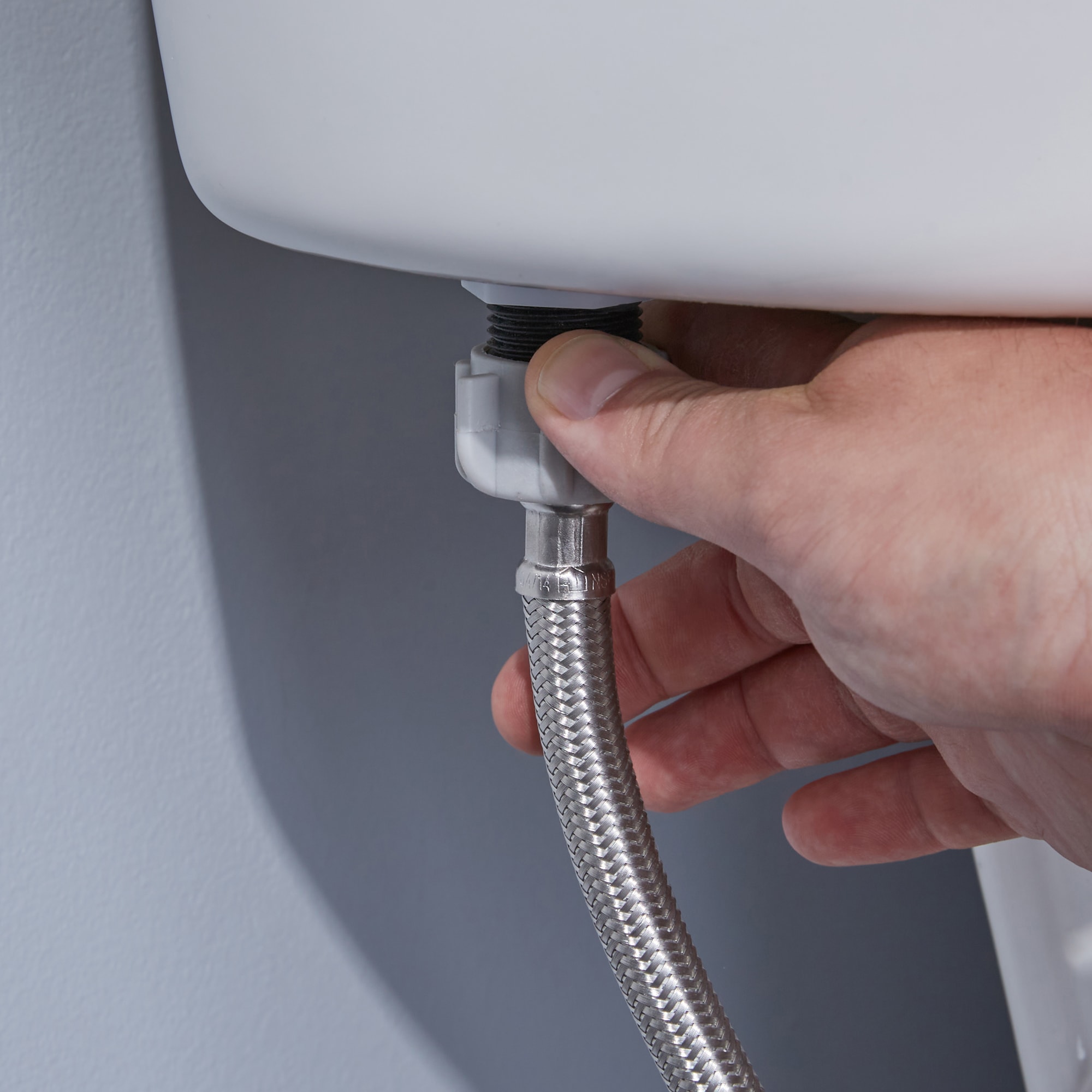 Línea de suministro flexible para baño de acero inoxidable trenzado de 16 pulgadas RELIABILT 3/8 in de compresión x 7/8 in FIP 7233-16-38-2-RB