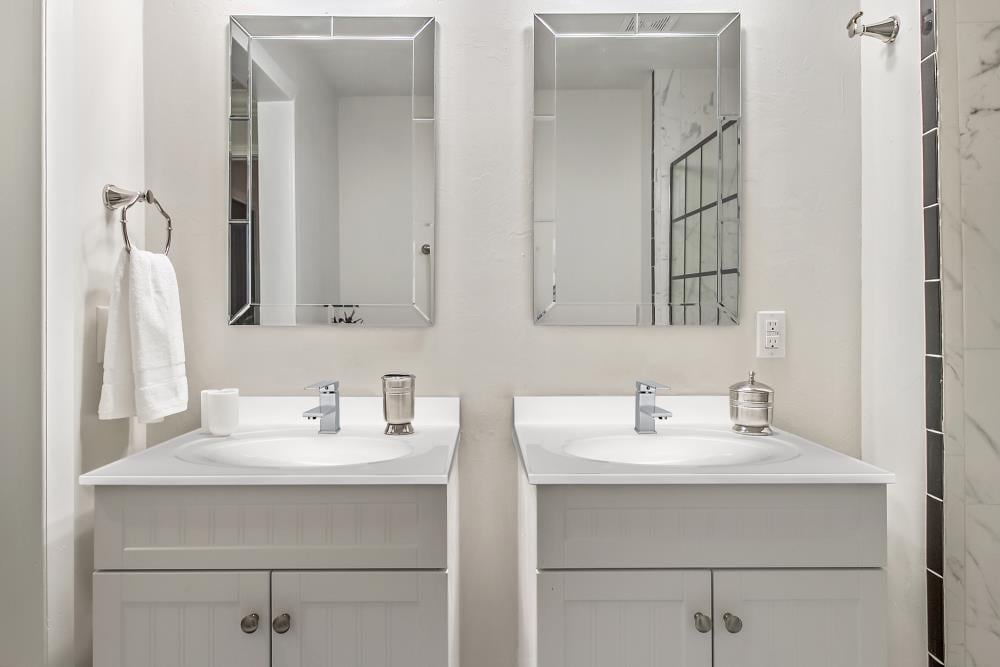 Encimera de baño de mármol cultivado blanco sólido de 25 pulgadas x 22 pulgadas con lavabo individual y un agujero - Casa de Diseño