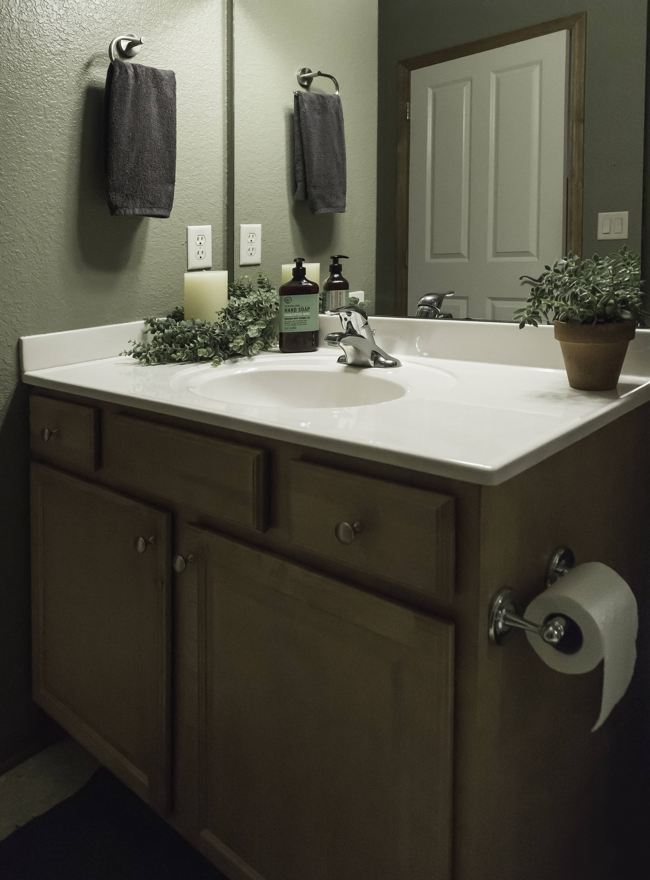 Encimera de baño de mármol cultivado blanco sólido de 37 pulgadas x 22 pulgadas con lavabo individual y un solo orificio - Diseño Casa