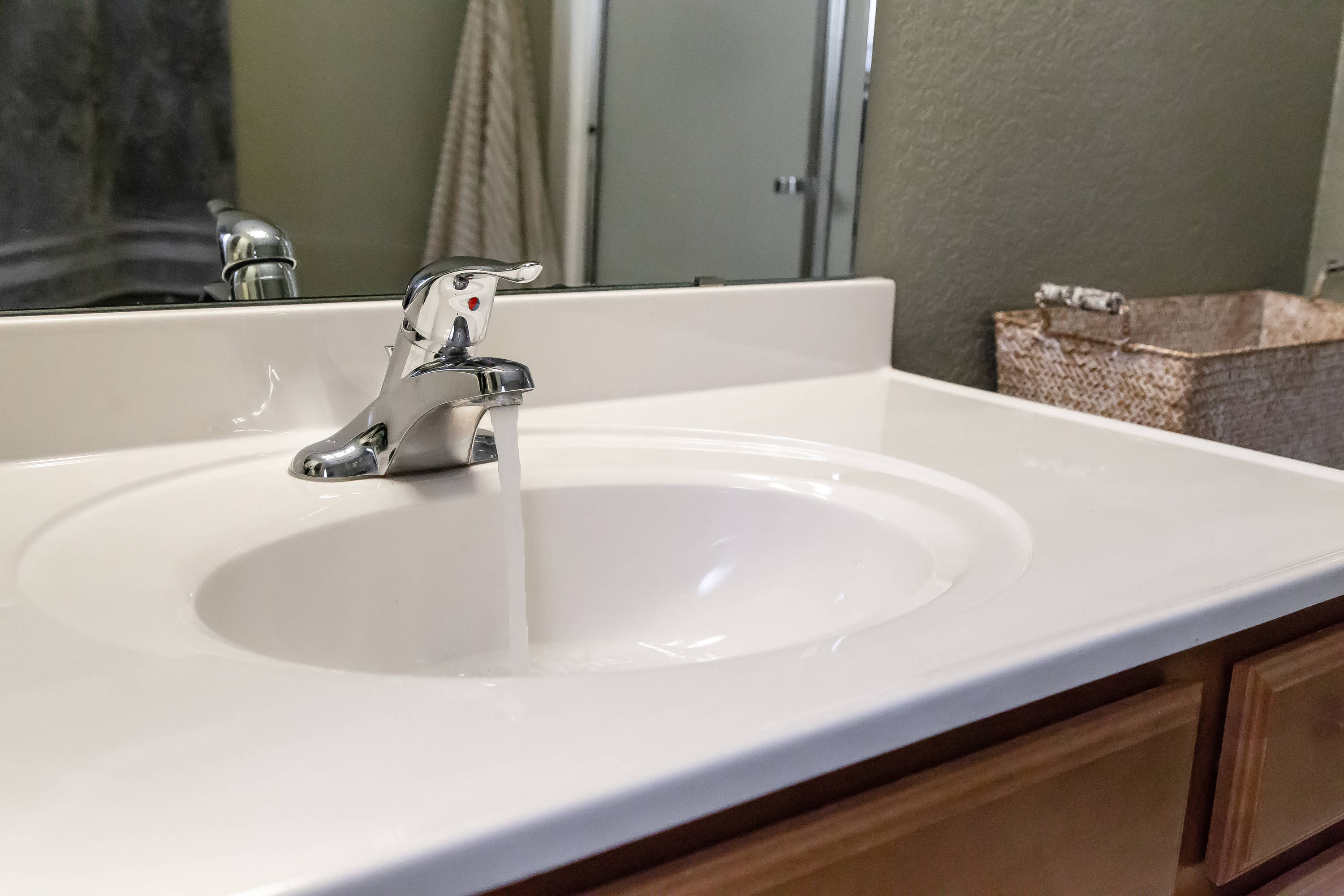 Encimera de baño de mármol cultivado blanco sólido de 37 pulgadas x 22 pulgadas con lavabo individual y un solo orificio - Diseño Casa