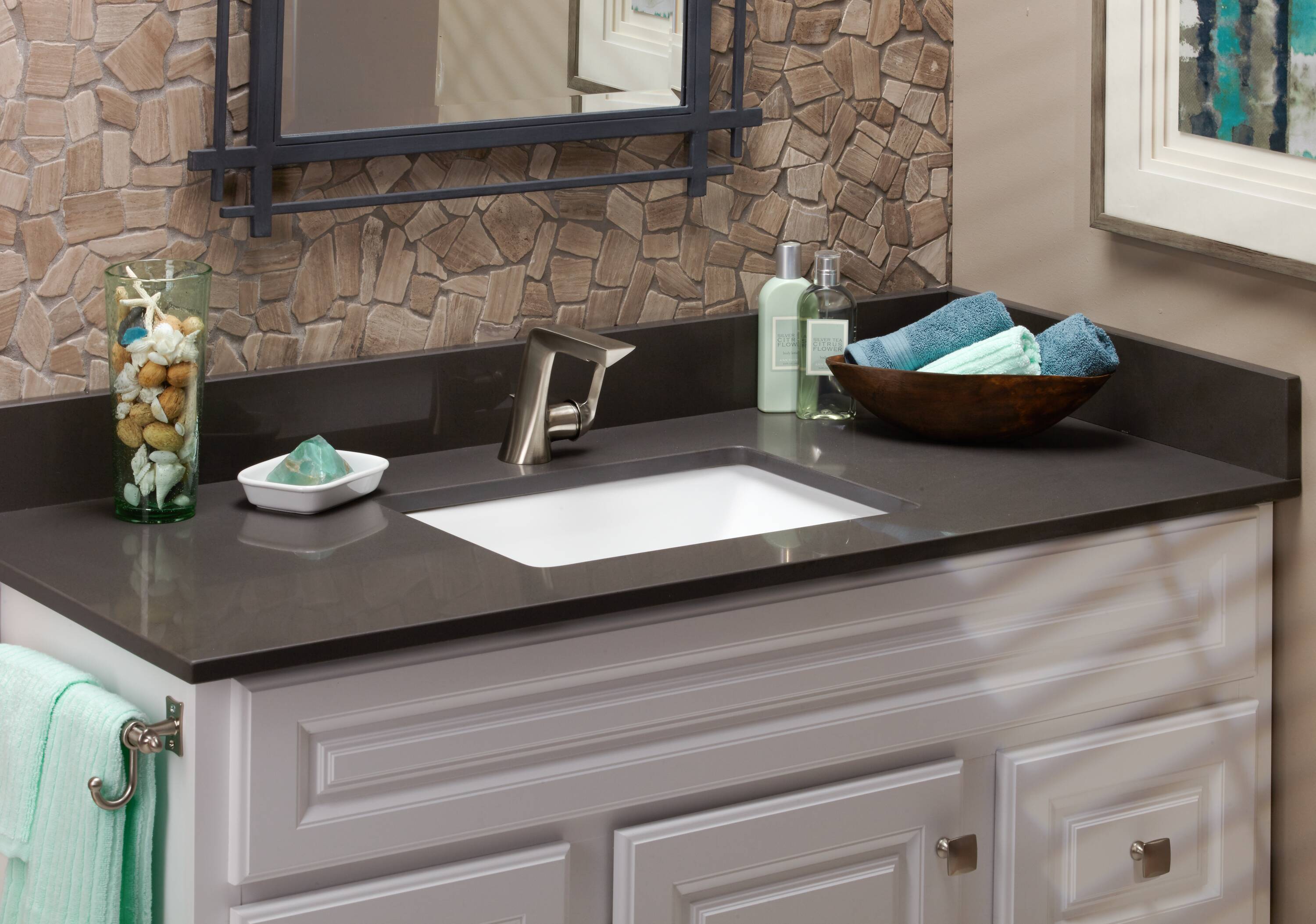 Tapa de tocador de baño de cuarzo gris mineral pulido de 49 pulgadas x 22 pulgadas con lavabo individual bajo encimera de 3 orificios, modelo Vista de Marcraft