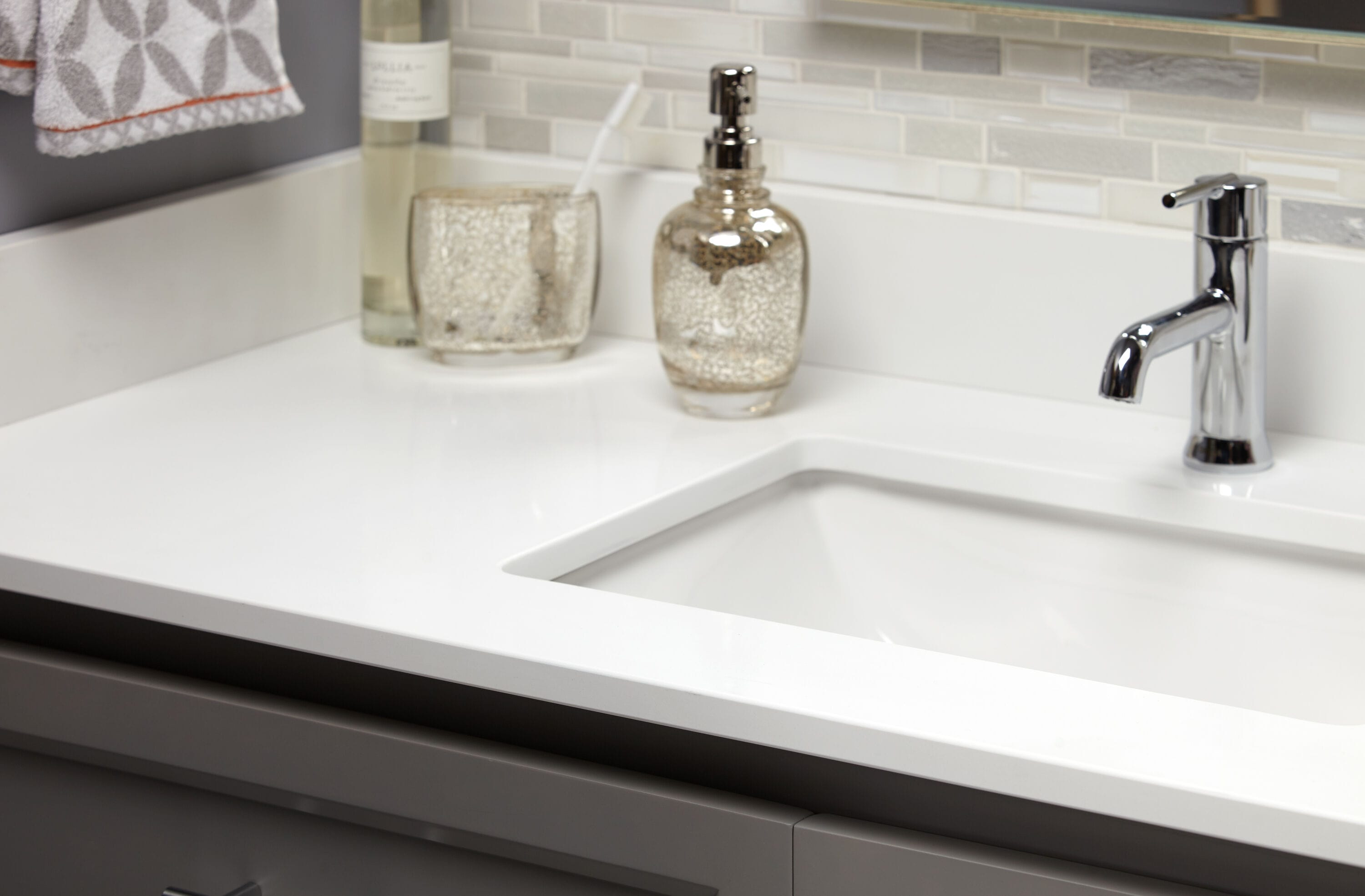 Tope para tocador de baño de cuarzo blanco pulido MarCraft Vista de 49 pulgadas x 22 pulgadas, con lavabo individual bajo cubierta de 3 orificios en blanco sereno.