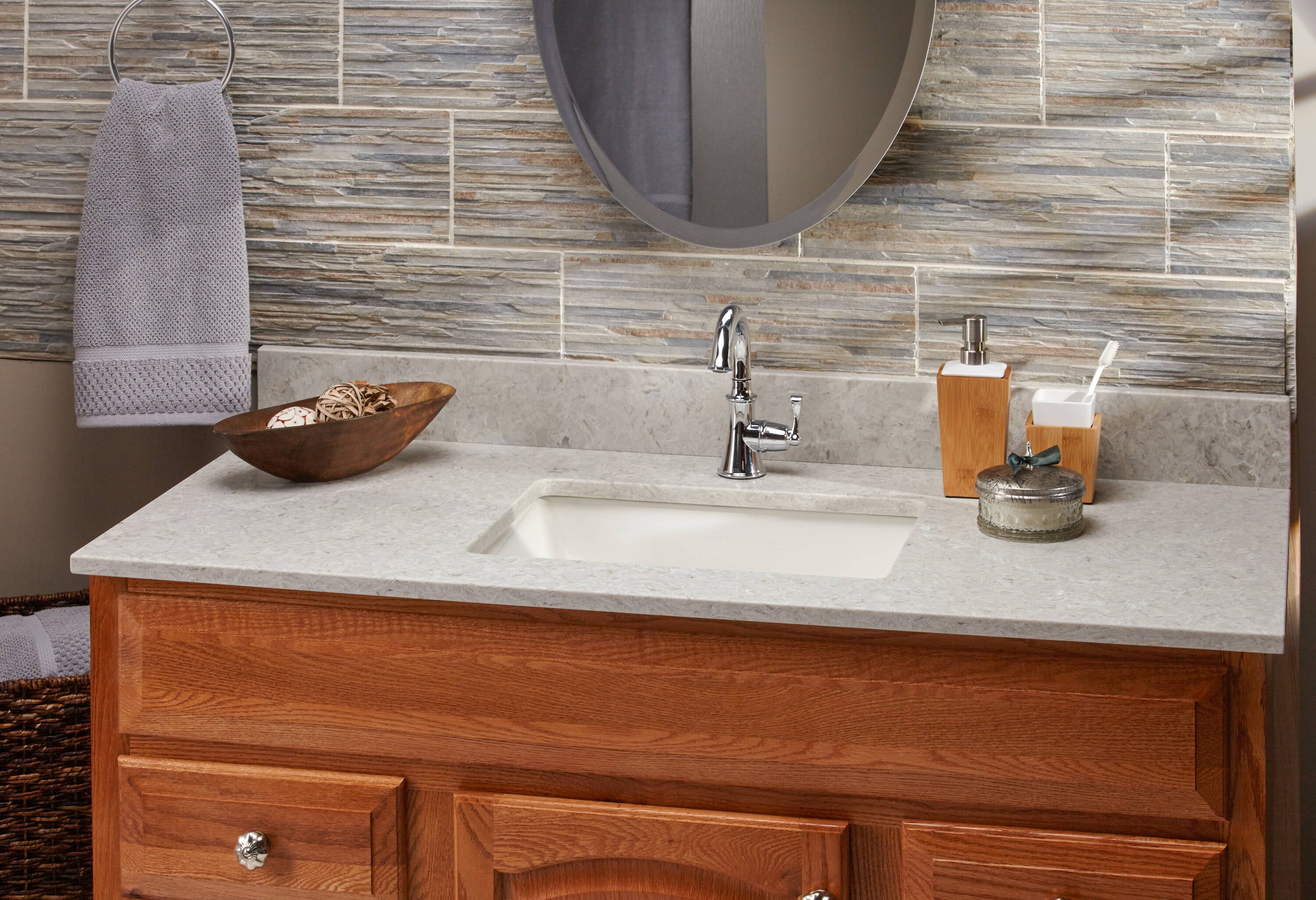 Tope de baño para lavamanos de cuarzo Polished Nova Mist de 37 pulgadas x 22 pulgadas para montaje bajo cubierta con un solo lavamanos y 3 orificios de MarCraft Vista VQNM3722101.
