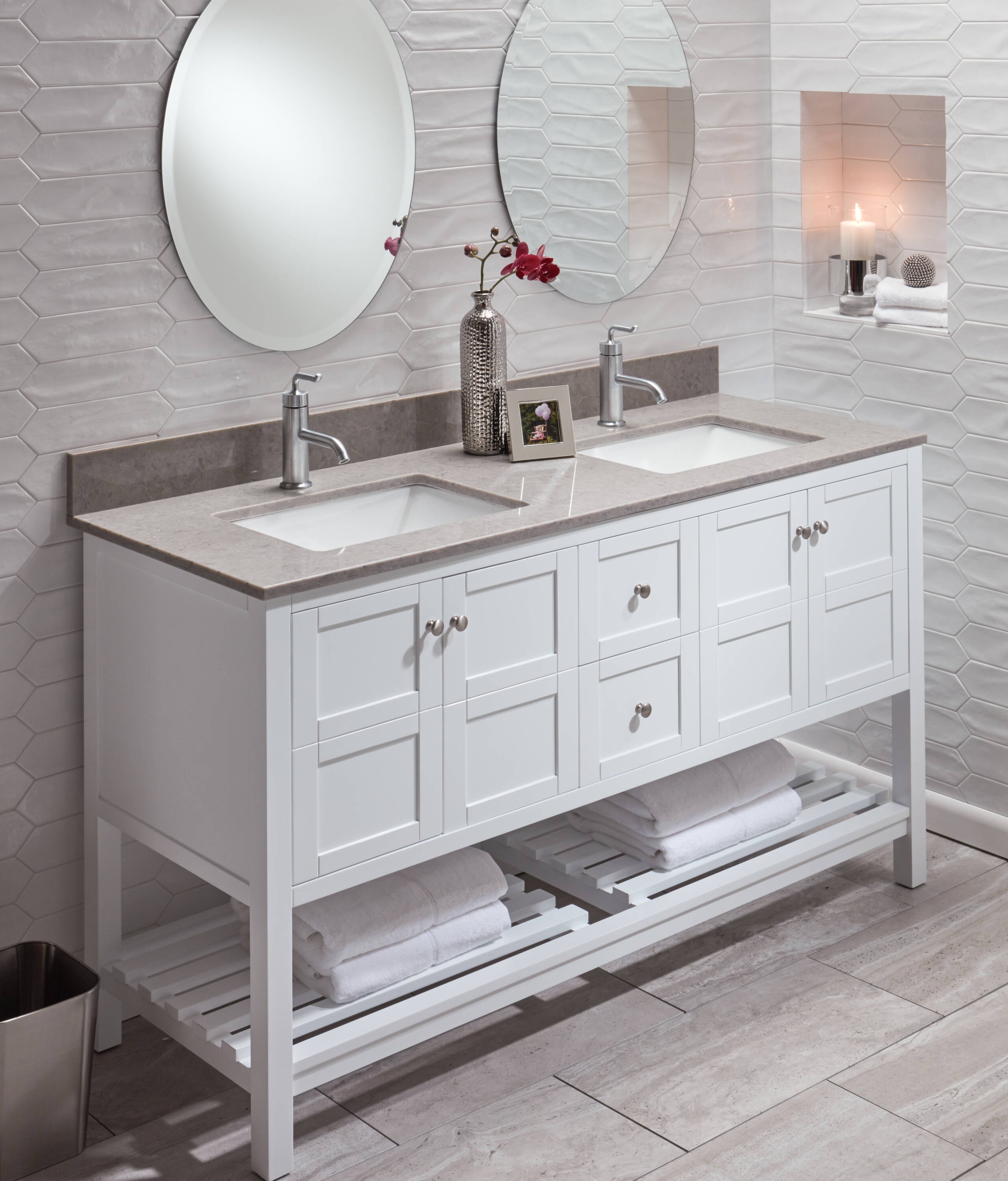 Tapa de tocador de baño de cuarzo diamante pulido MarCraft Vista de 49 pulgadas x 22 pulgadas con un solo lavabo empotrado de 3 agujeros