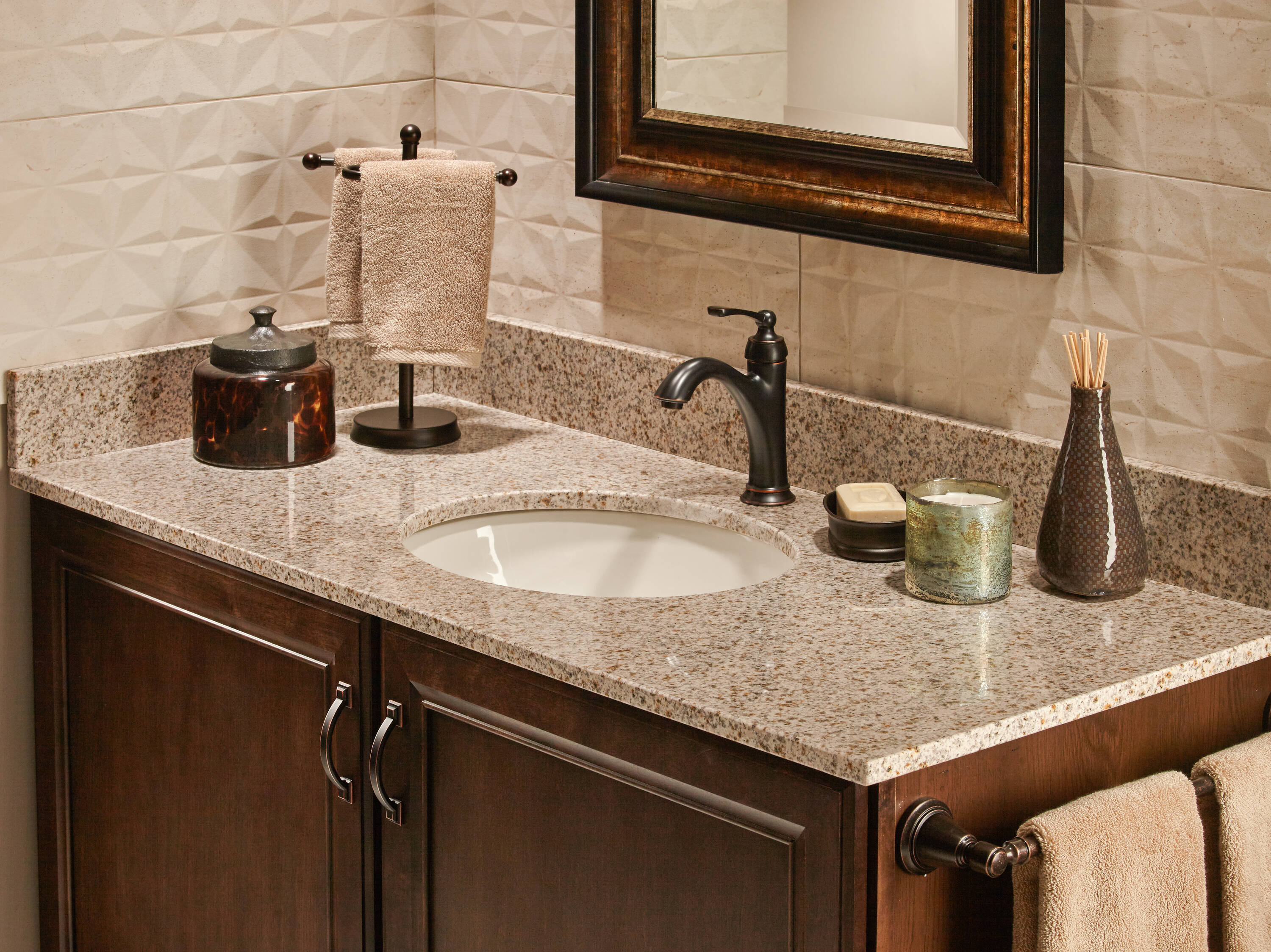 Tapa de tocador de baño MarCraft Vista de granito pulido en color granola para lavabo individual de empotrar con 3 orificios, 25 pulgadas x 22 pulgadas