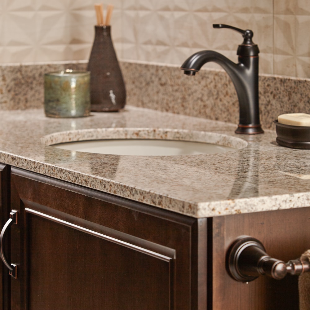 Tapa de tocador de baño MarCraft Vista de granito pulido en color granola para lavabo individual de empotrar con 3 orificios, 25 pulgadas x 22 pulgadas