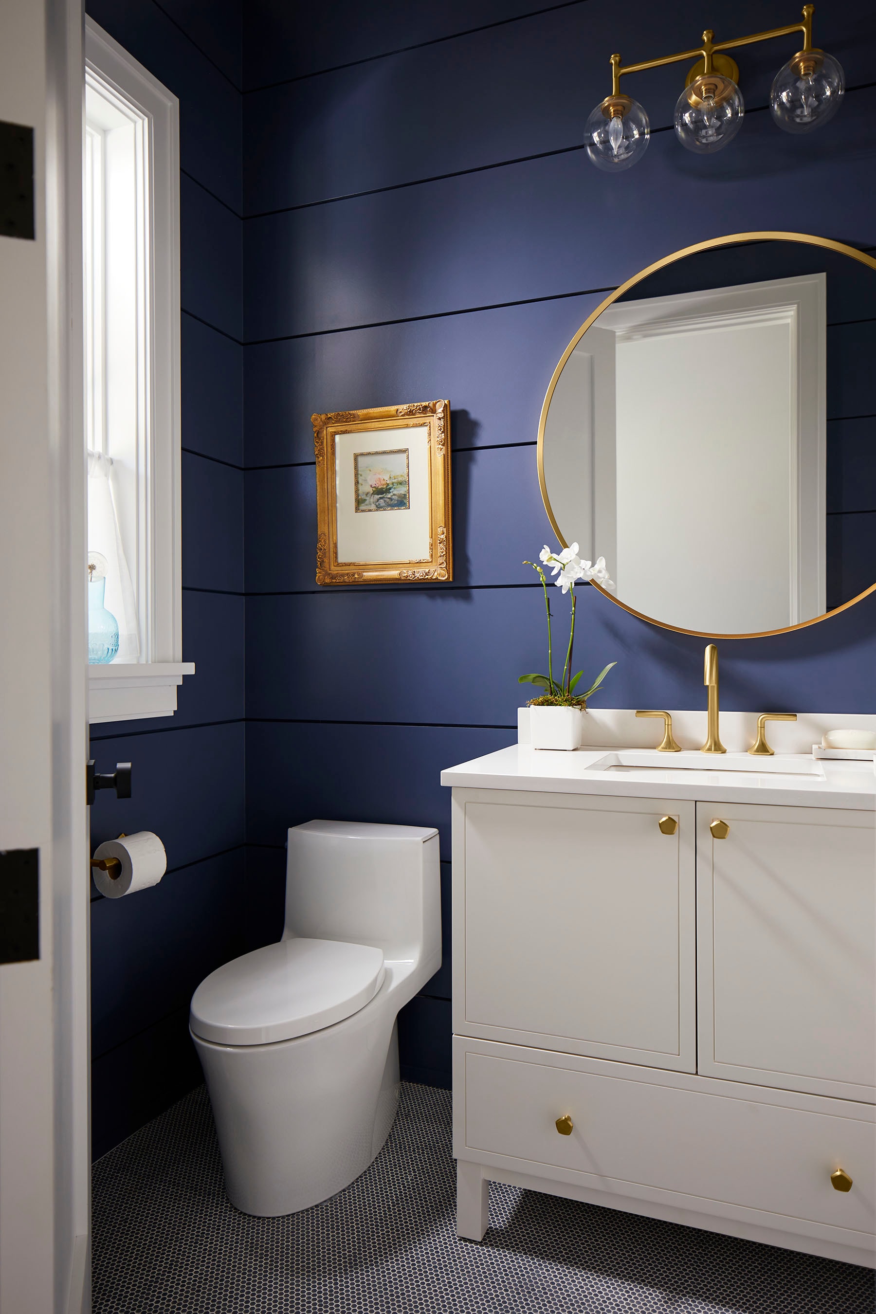 Encimera de tocador de baño blanca de cuarzo Silestone de 37 pulgadas x 22.44 pulgadas con fregadero individual empotrado en Miami.