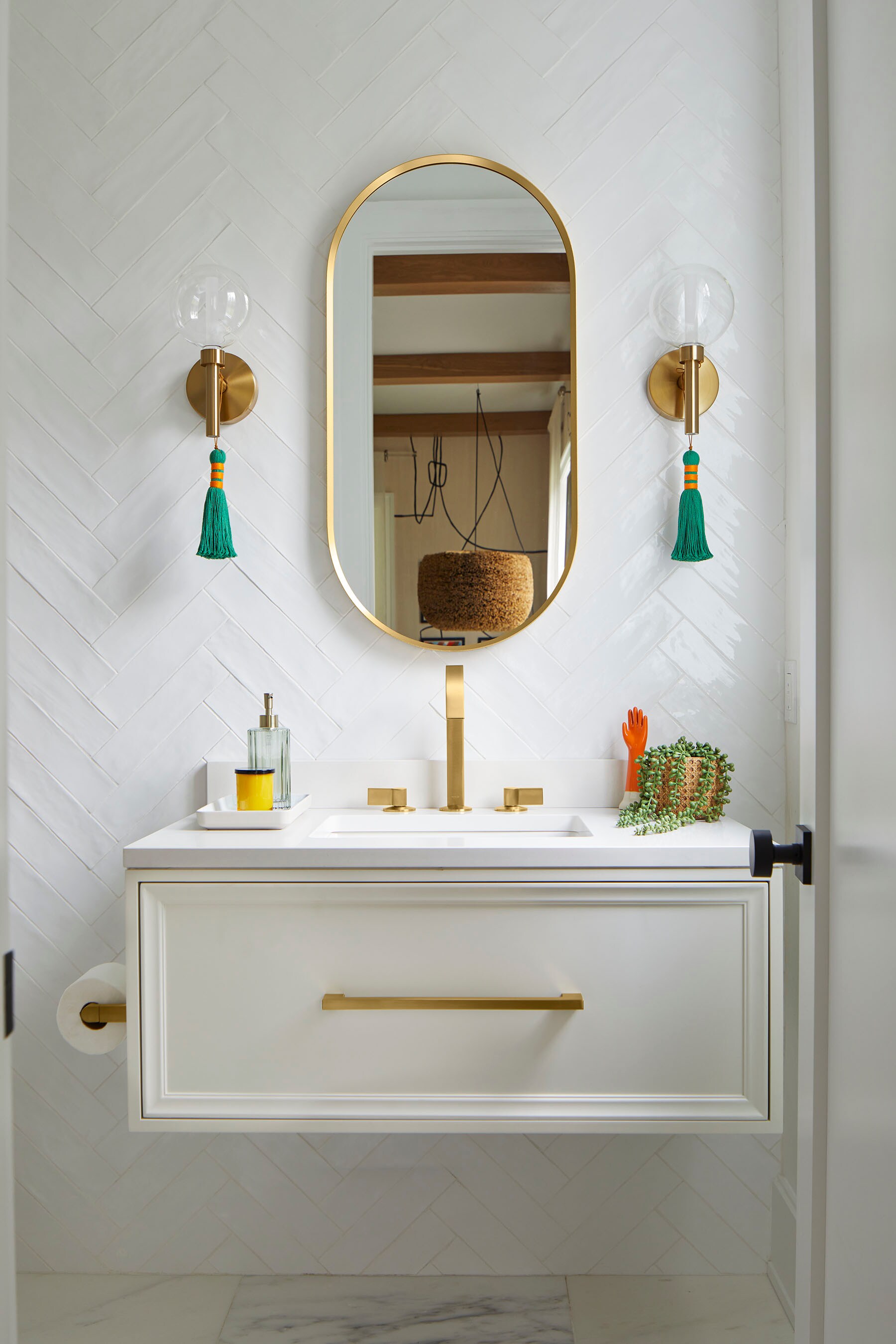 Encimera de tocador de baño blanca de cuarzo Silestone de 37 pulgadas x 22.44 pulgadas con fregadero individual empotrado en Miami.