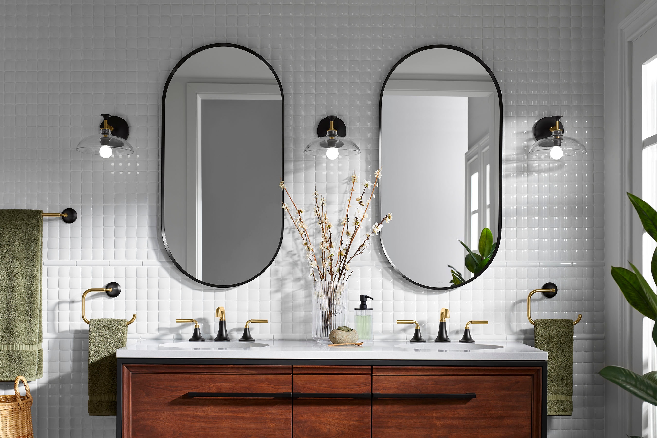 Tocador de baño con doble lavamanos bajo cubierta de cuarzo Eternal Serena de 61 pulgadas x 22.44 pulgadas y 2 orificios de KOHLER Silestone