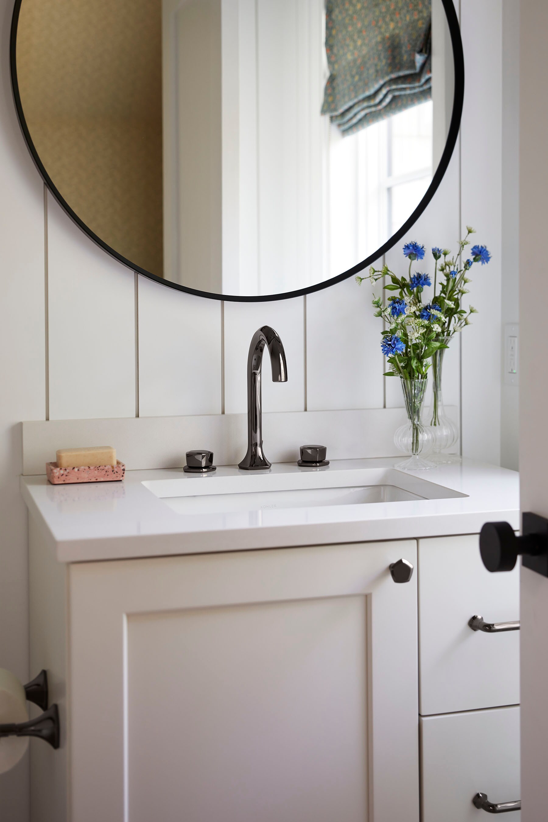 Encimera para tocador de baño de cuarzo blanco Miami de 31 pulgadas x 22.44 pulgadas con lavabo individual bajo encastre y 1 orificio - KOHLER Silestone 28248-MMW