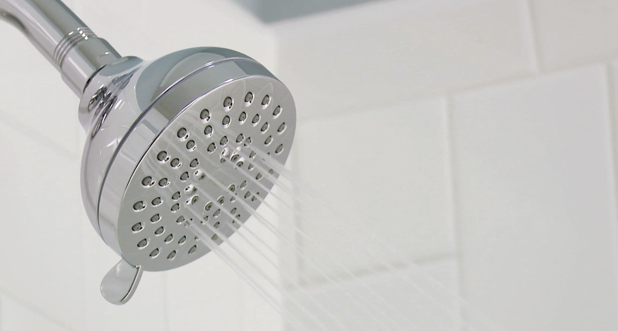 Grifo de bañera y ducha redonda de 3.5 pulgadas de función múltiple con válvula cromada de Moen Adler 1 manija