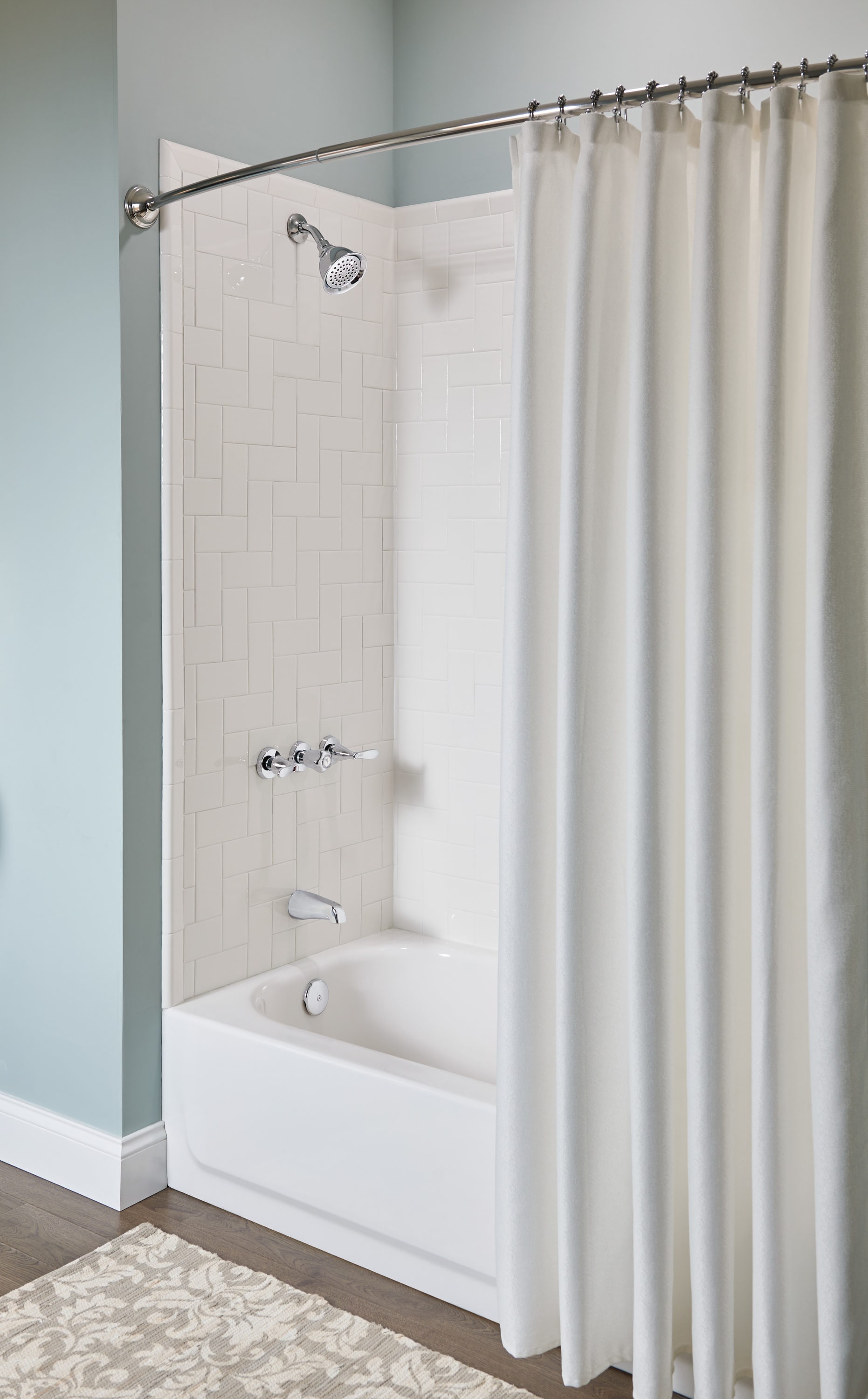 Grifo de bañera y ducha redondo de 4 pulgadas con válvula de una sola función y tres manijas en cromo Moen Adler 82663