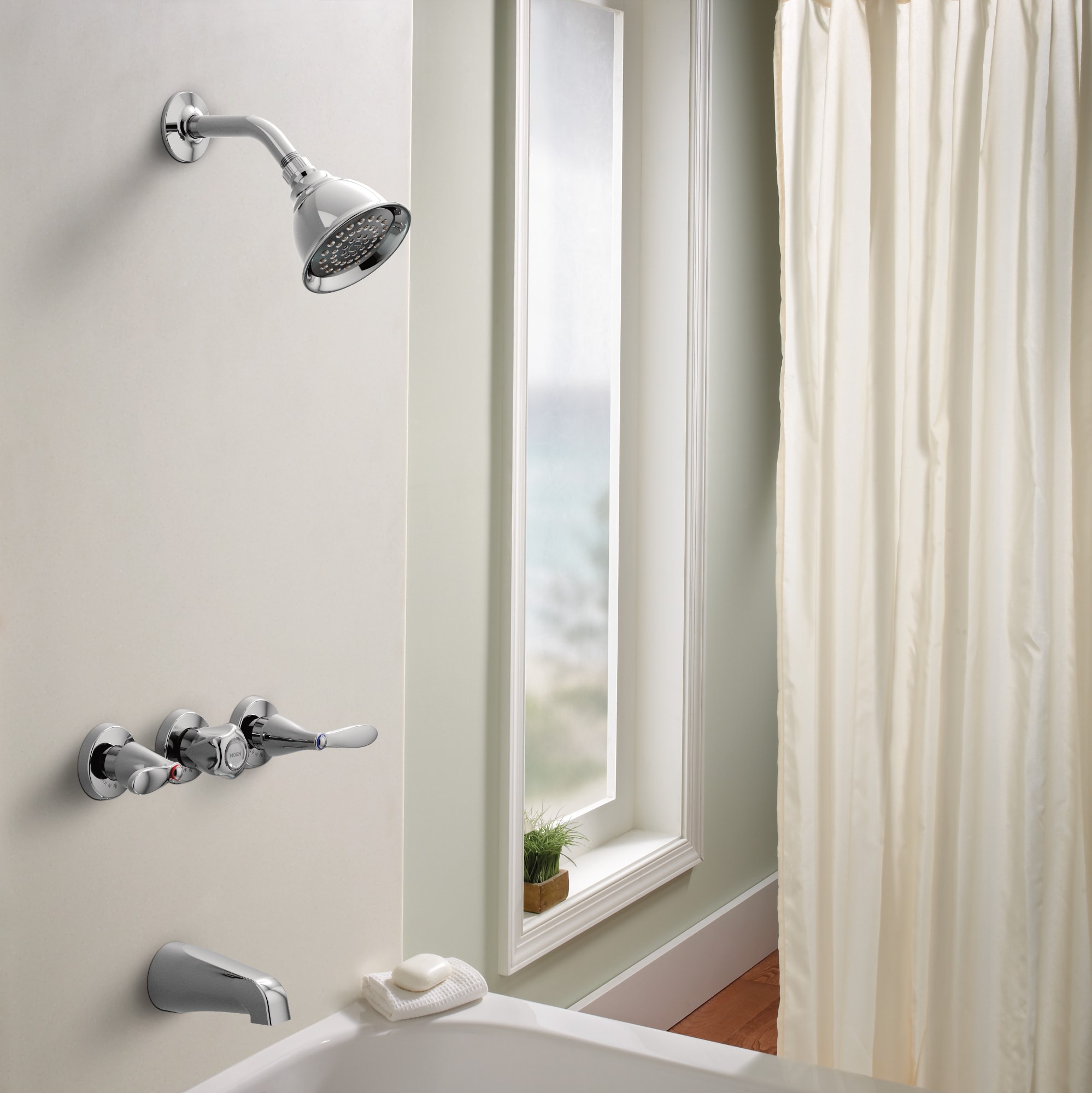Grifo de bañera y ducha redondo de 4 pulgadas con válvula de una sola función y tres manijas en cromo Moen Adler 82663