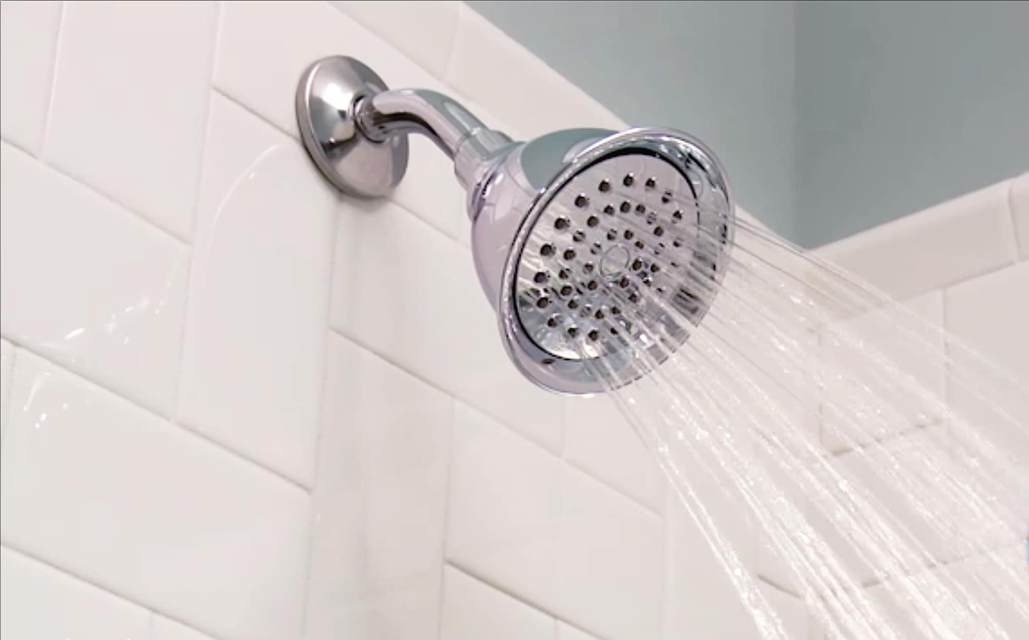 Grifo de bañera y ducha redondo de 4 pulgadas con válvula de una sola función y tres manijas en cromo Moen Adler 82663