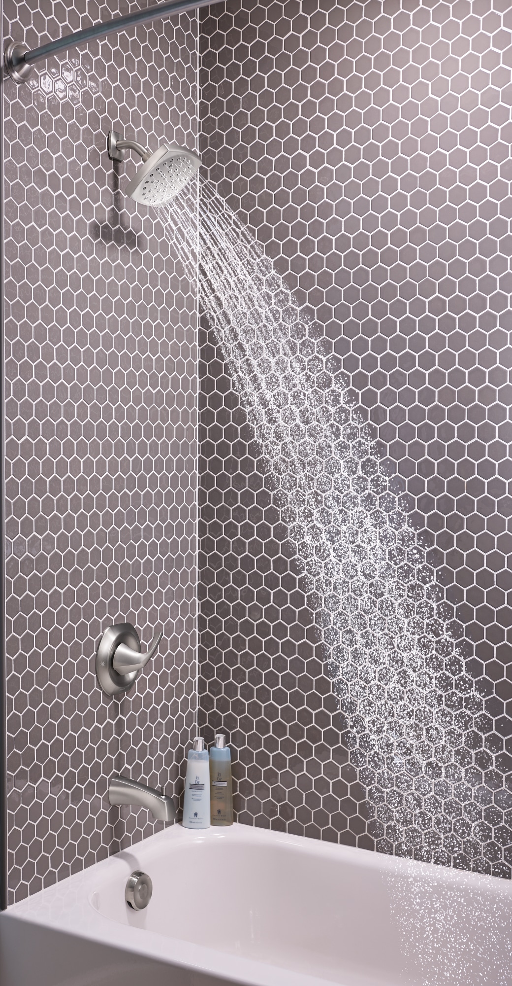 Grifo de bañera y ducha de 1 mango en níquel cepillado resistente a manchas Moen Lindor con válvula 82504SRN