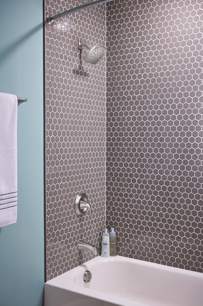 Grifo de bañera y ducha de 1 mango en níquel cepillado resistente a manchas Moen Lindor con válvula 82504SRN