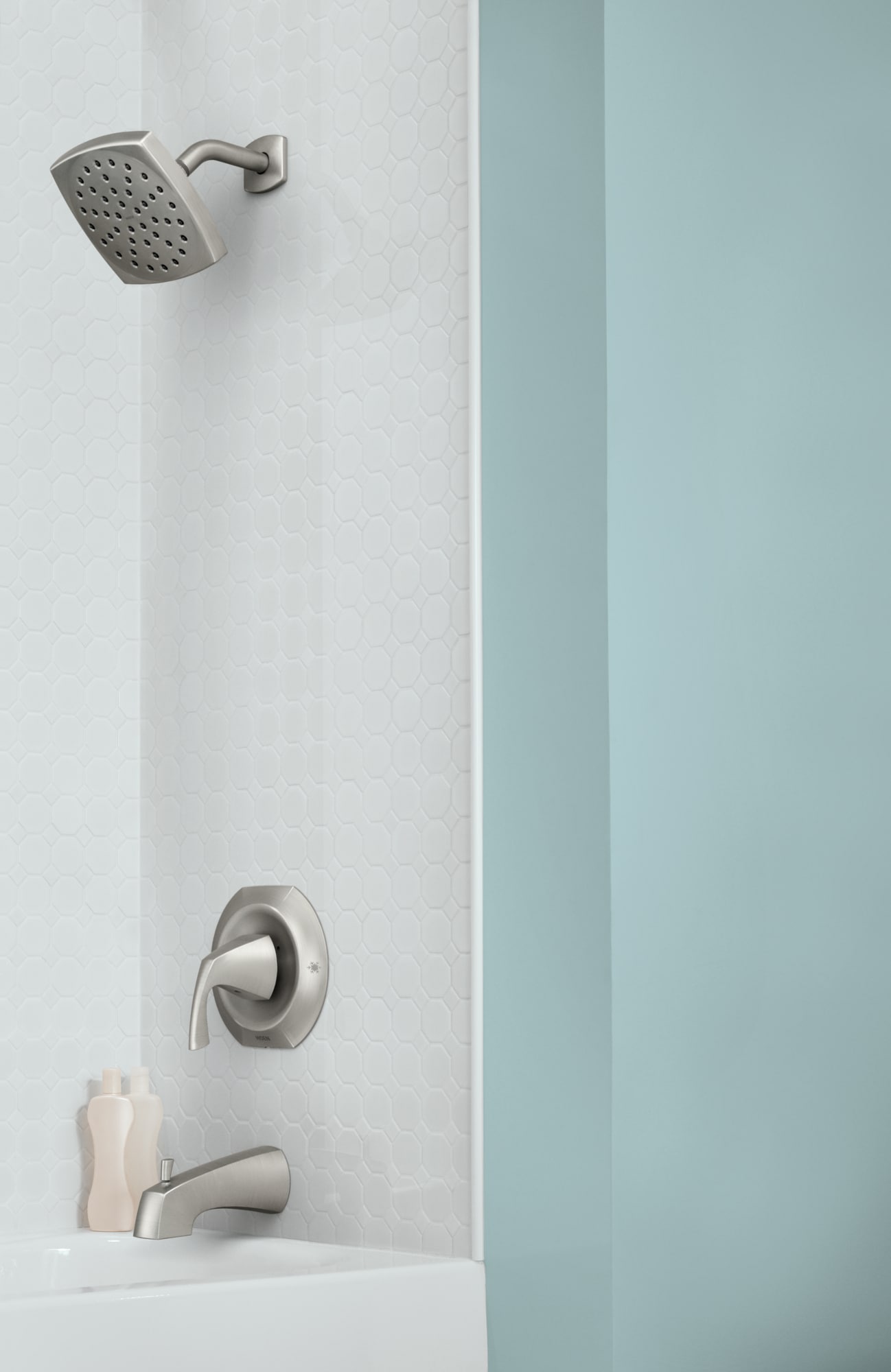Grifo de bañera y ducha de 1 mango en níquel cepillado resistente a manchas Moen Lindor con válvula 82504SRN