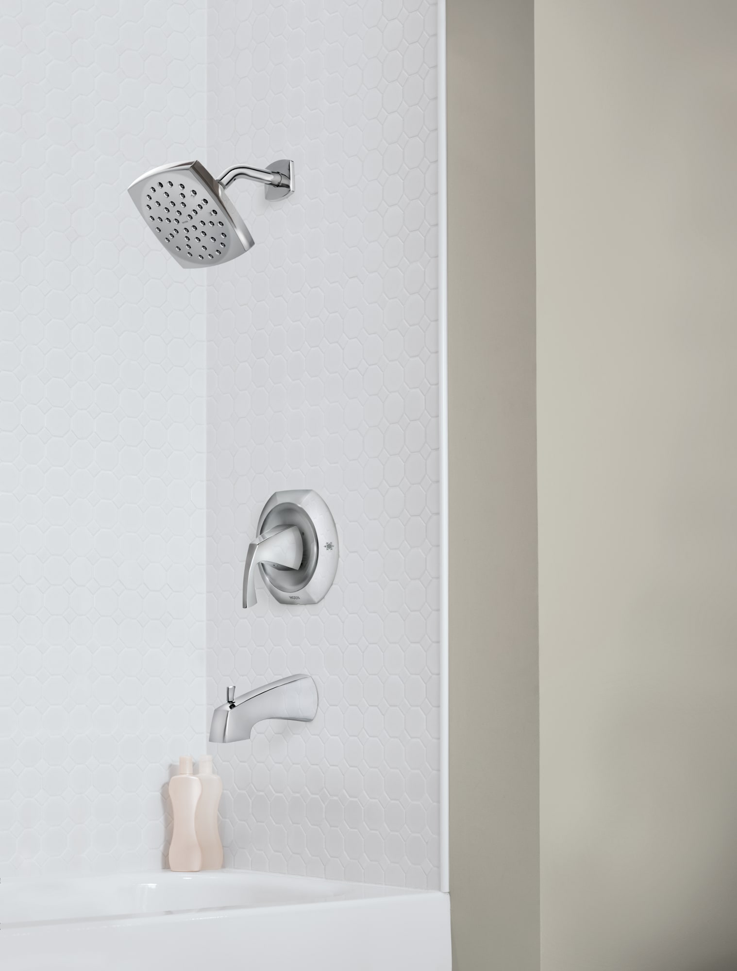 Grifo para bañera y ducha de una sola función con manija cromada de 6 pulgadas de la línea Moen Lindor