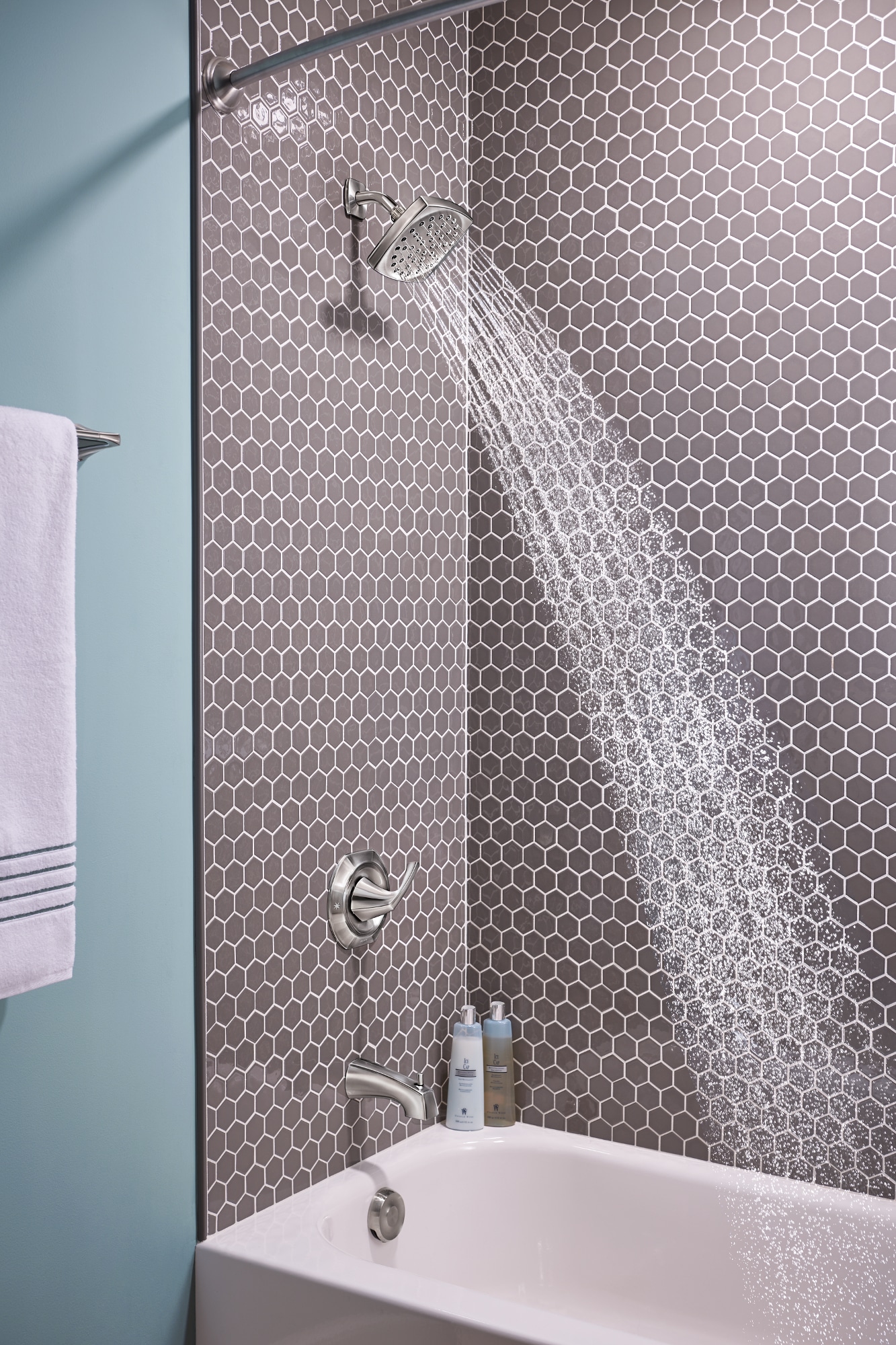 Grifo para bañera y ducha de una sola función con manija cromada de 6 pulgadas de la línea Moen Lindor