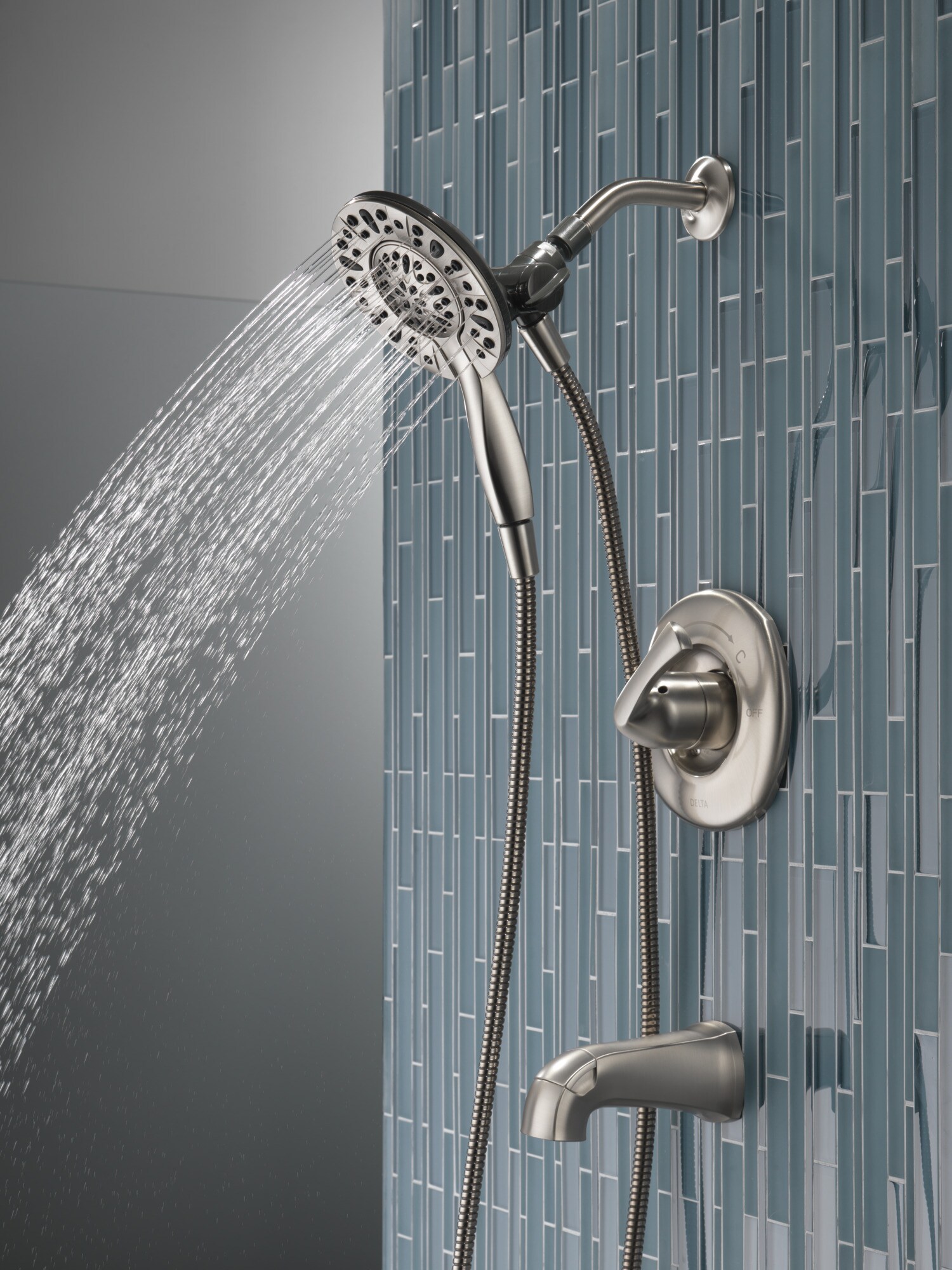 Grifo para bañera y regadera redondo de 6 pulgadas con válvula y acabado en níquel cepillado Delta Larkin Spotshield