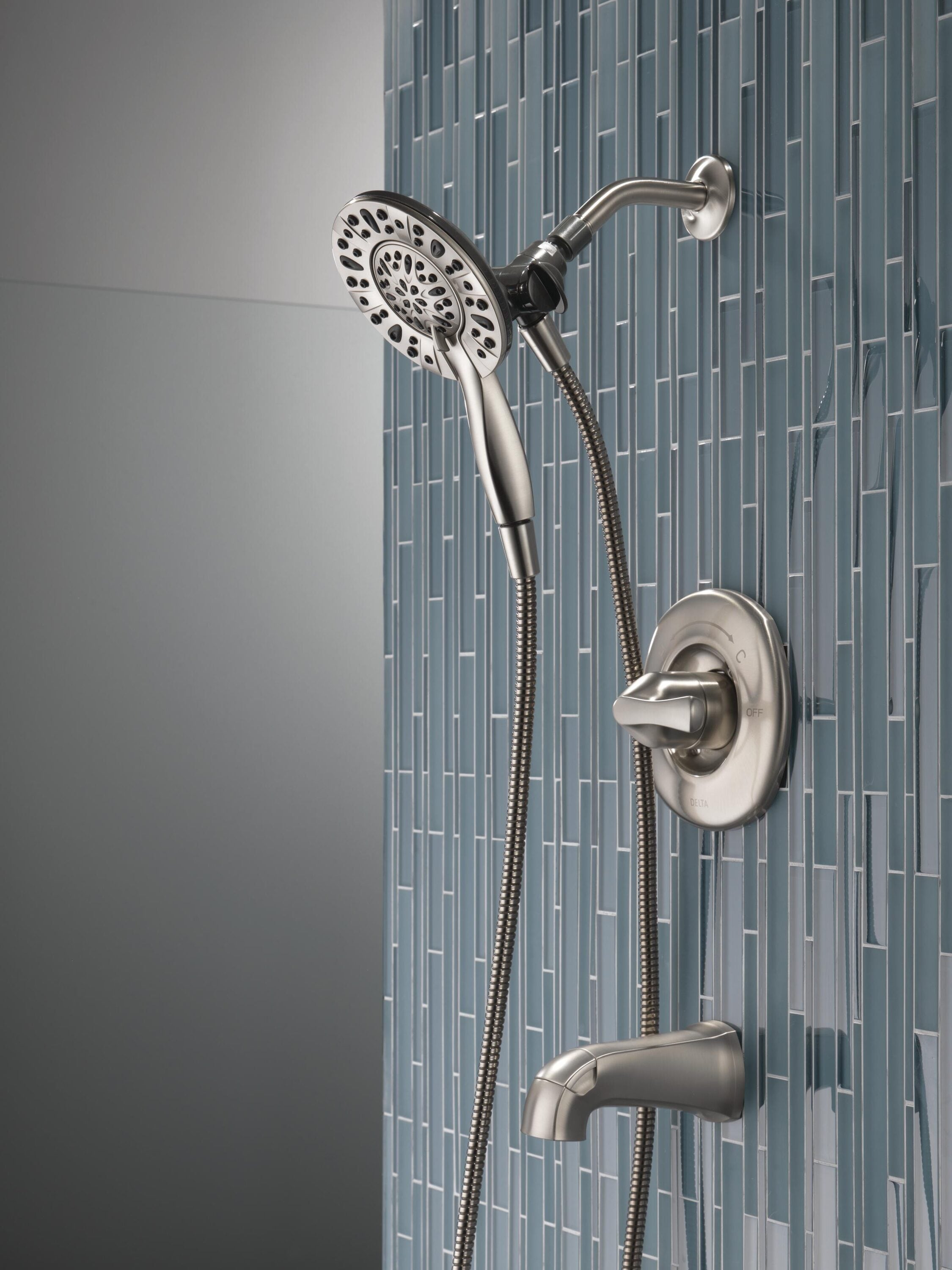 Grifo para bañera y regadera redondo de 6 pulgadas con válvula y acabado en níquel cepillado Delta Larkin Spotshield
