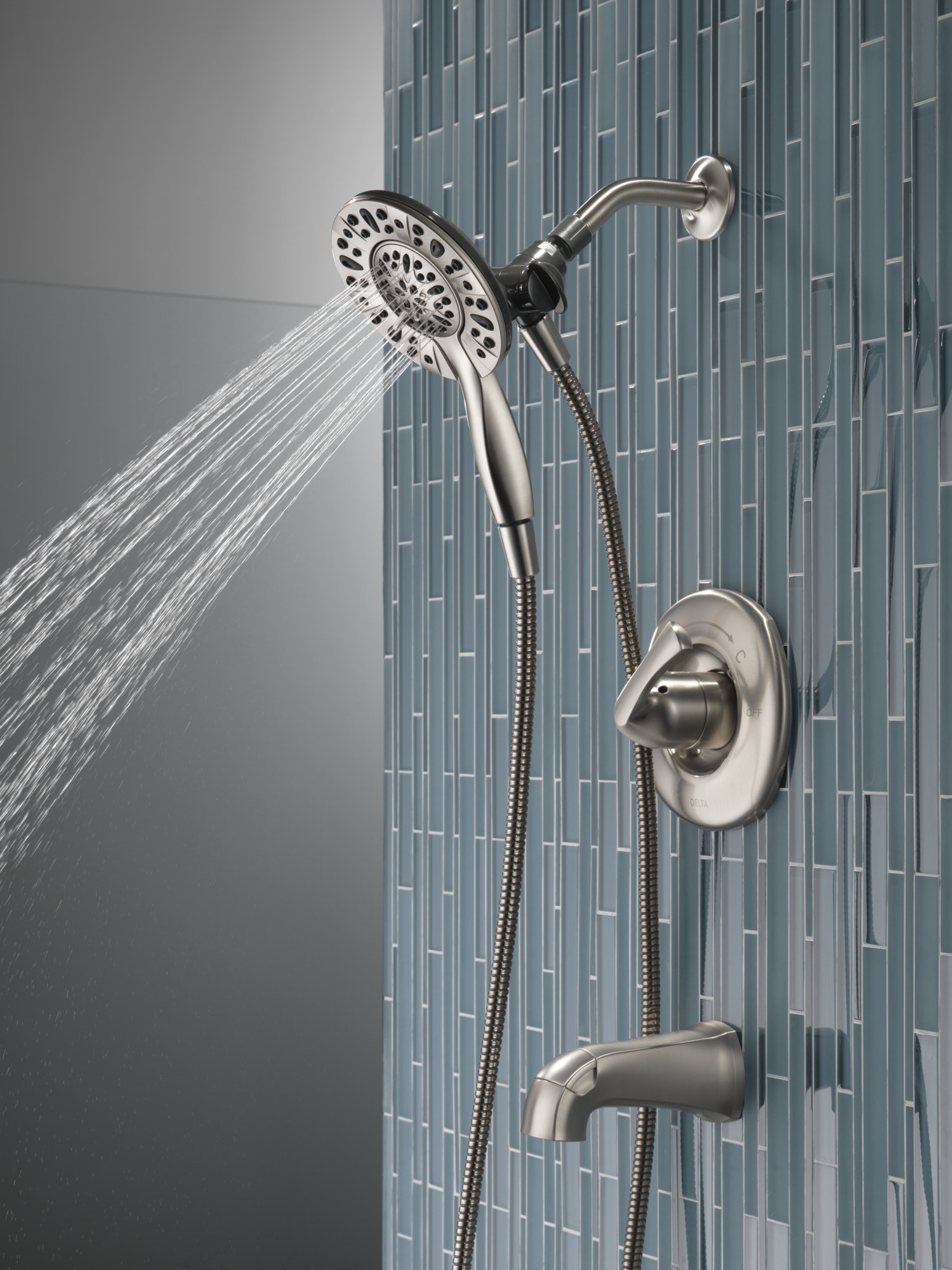 Grifo para bañera y regadera redondo de 6 pulgadas con válvula y acabado en níquel cepillado Delta Larkin Spotshield