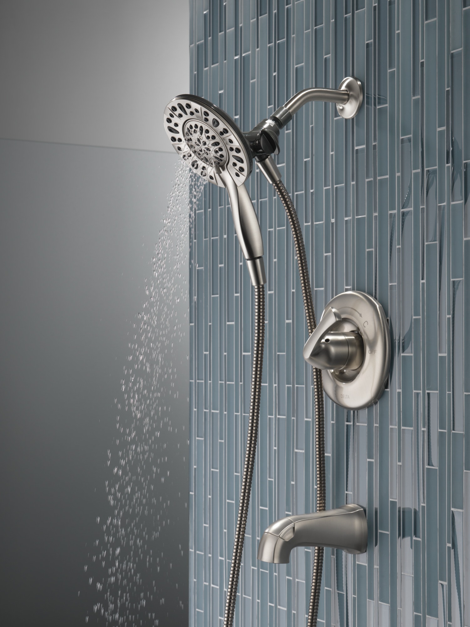 Grifo para bañera y regadera redondo de 6 pulgadas con válvula y acabado en níquel cepillado Delta Larkin Spotshield
