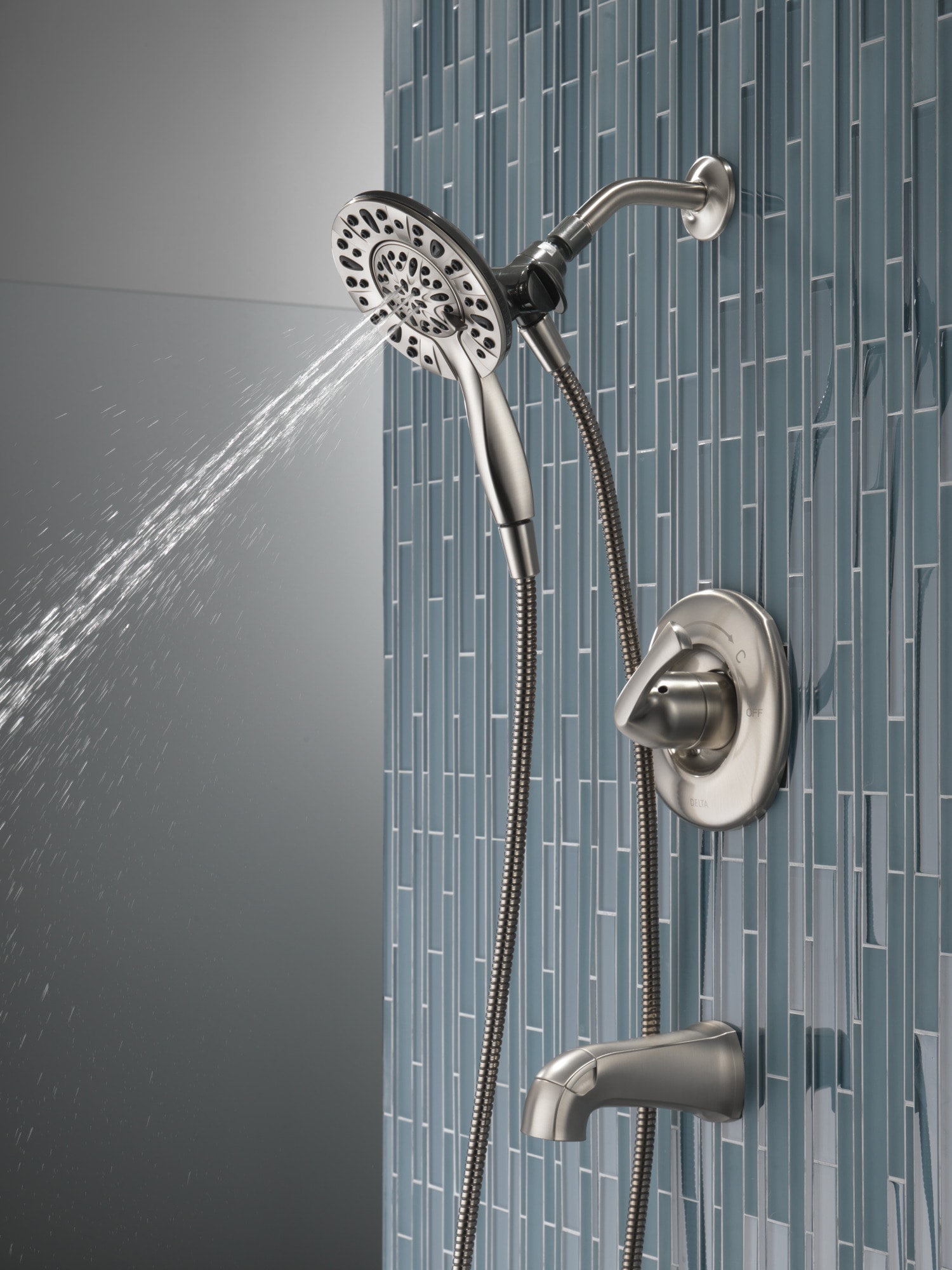 Grifo para bañera y regadera redondo de 6 pulgadas con válvula y acabado en níquel cepillado Delta Larkin Spotshield