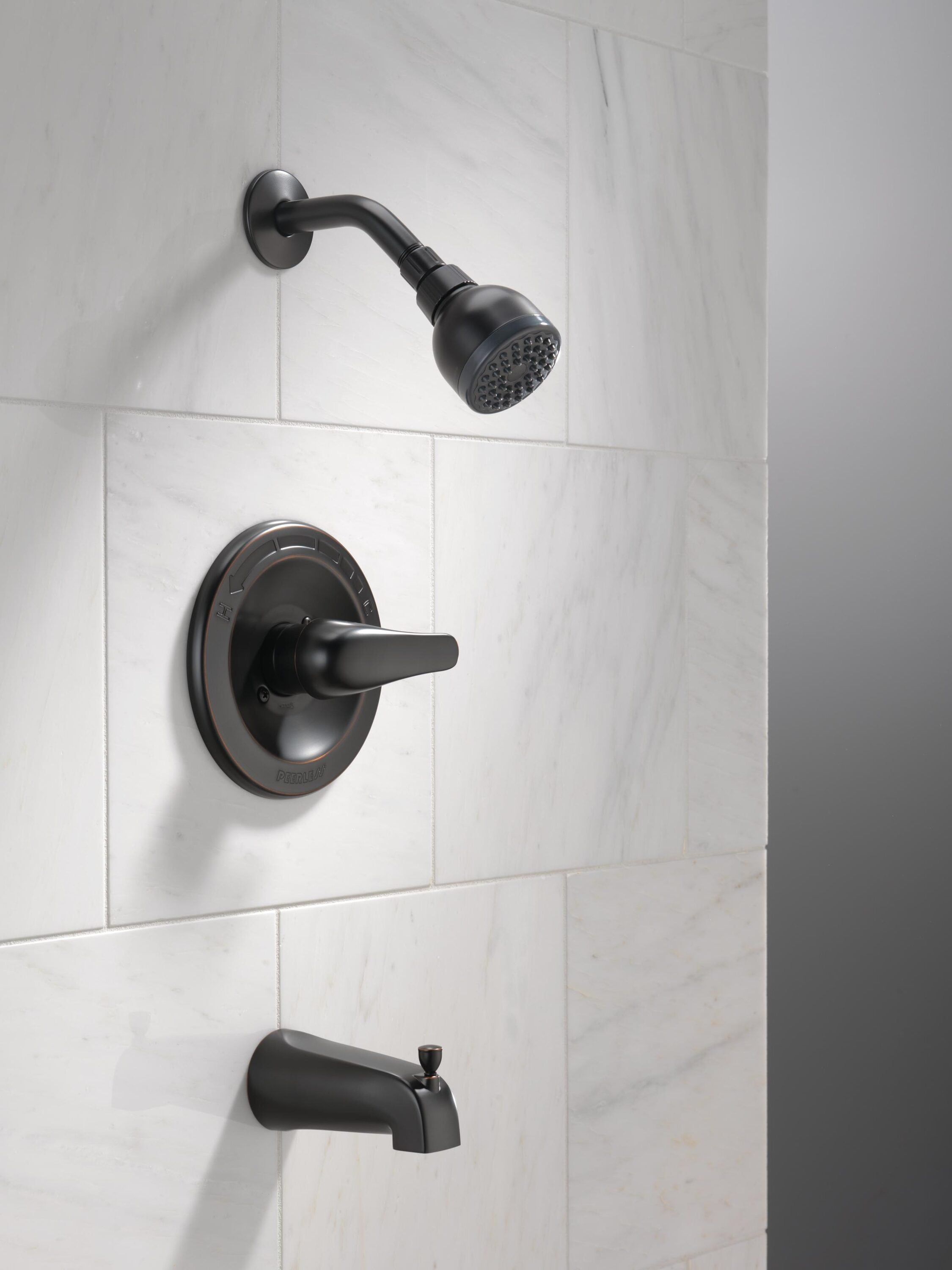 Grifo de bañera redondo y ducha con acabado en aceite frotado bronce y un solo mango de 1 función y 2.75 pulgadas con válvula, marca Peerless