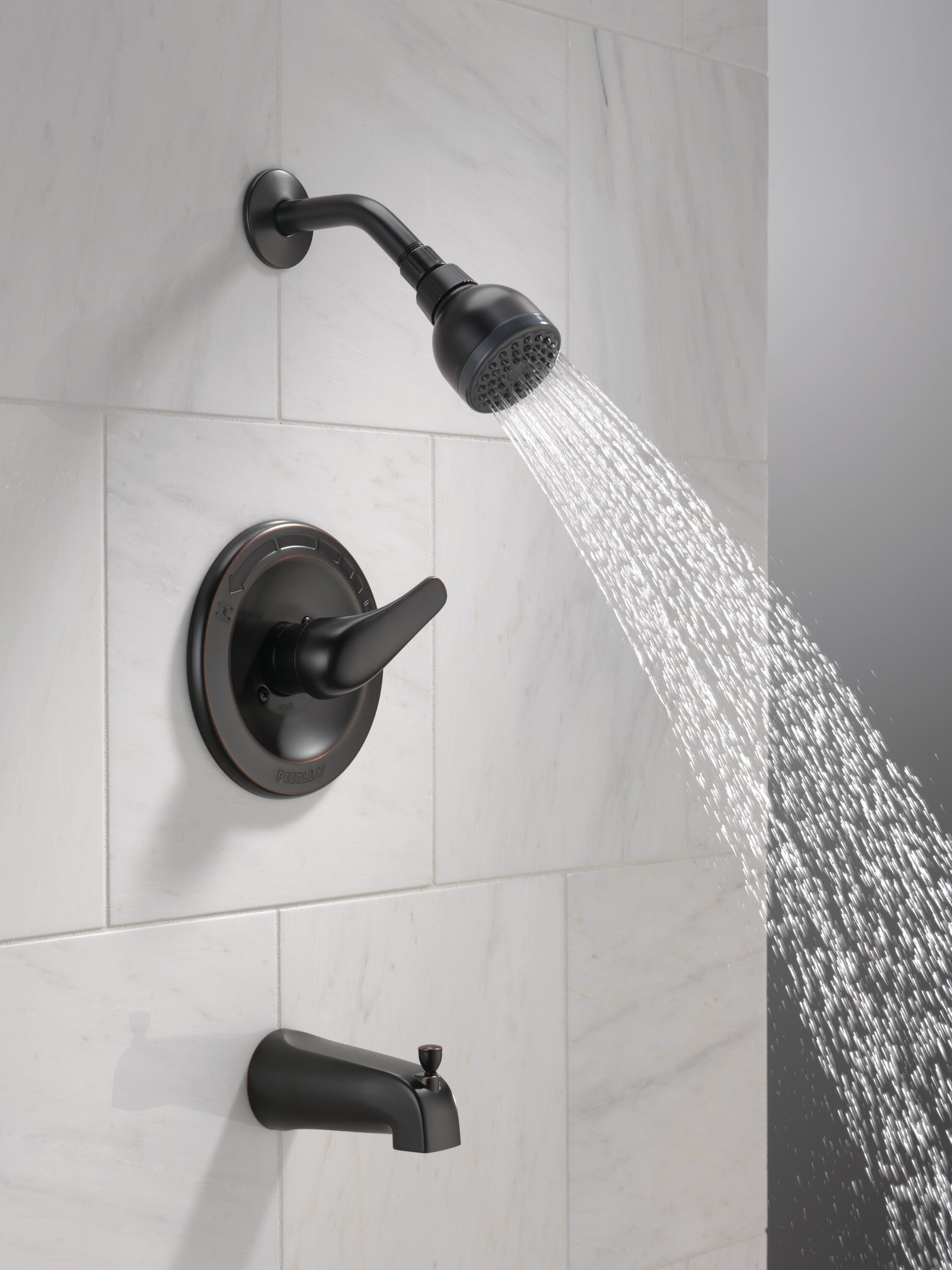 Grifo de bañera redondo y ducha con acabado en aceite frotado bronce y un solo mango de 1 función y 2.75 pulgadas con válvula, marca Peerless