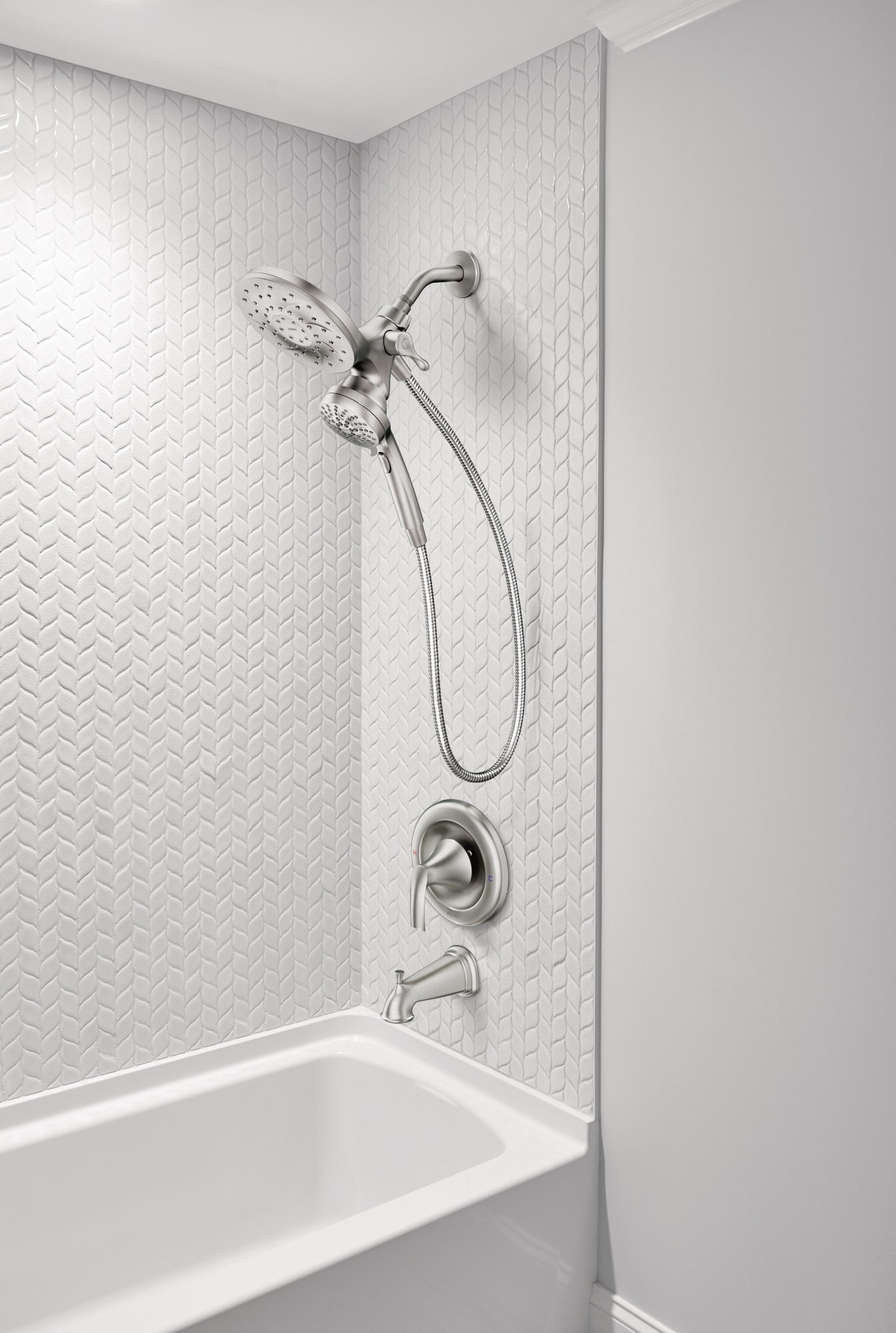Grifo y regadera redonda para bañera Moen Graeden Magnetix resistente a manchas en níquel cepillado de 1 mango con múltiples cabezales de 6.75 pulgadas y válvula