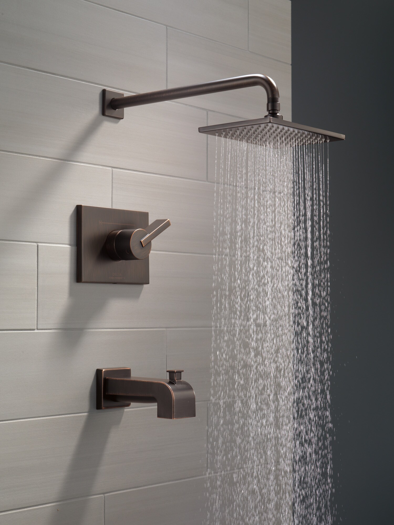 Grifo para bañera y ducha de función única con un mango en Bronce Veneciano Vero Delta de 8.656 pulgadas de cuadro T14453-RB.