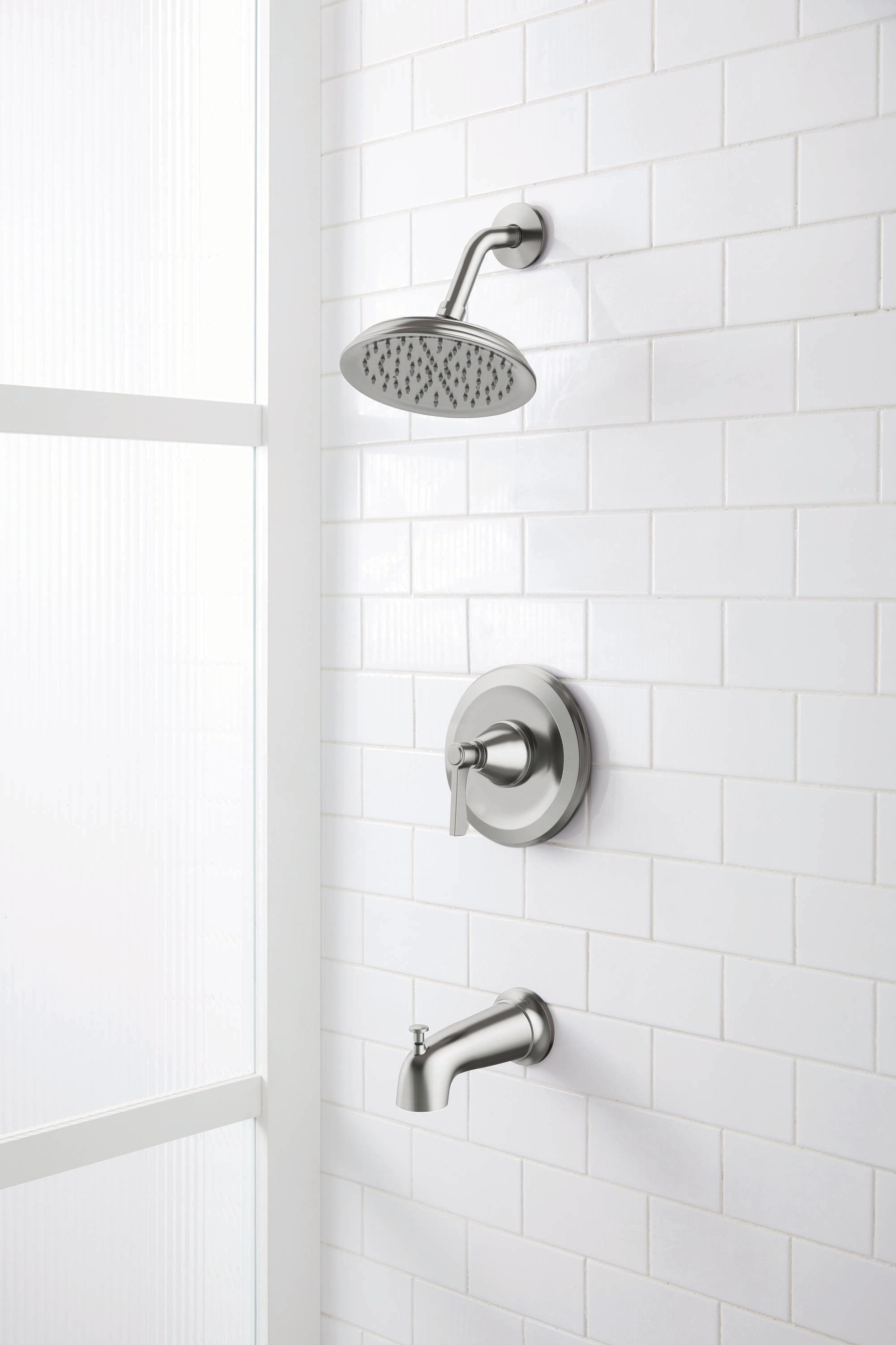 Grifería para bañera y regadera redonda de una sola función, de níquel cepillado, con manija única, marca allen + roth Townley y válvula 873X-7304.