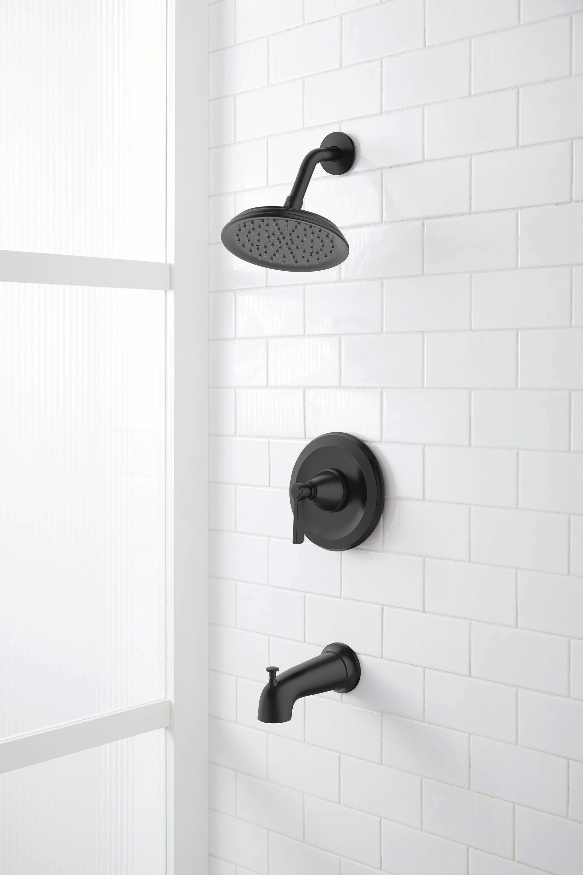Grifería para bañera y ducha de función única con acabado mate negro Townley de allen + roth