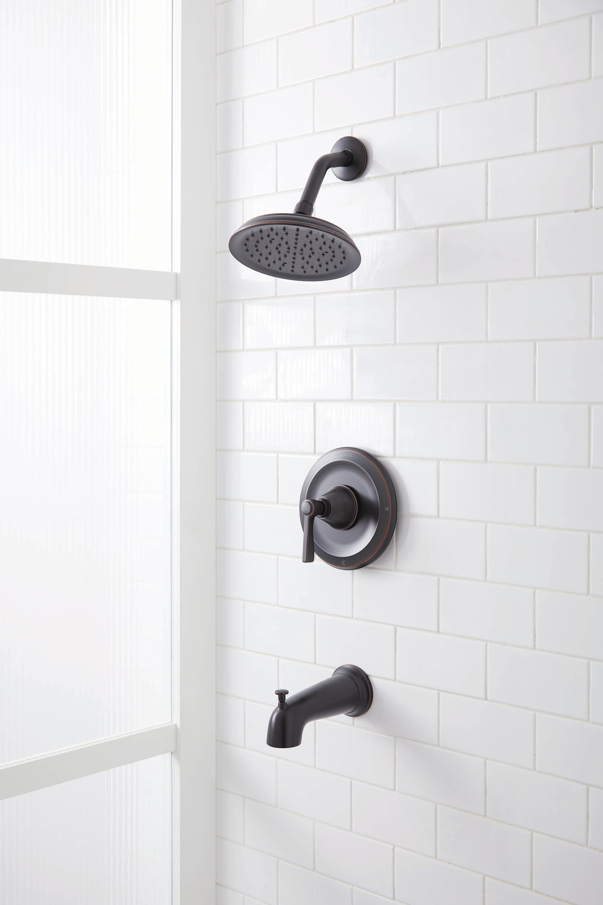 Faucet para bañera redonda y regadera de 6.0 pulgadas con acabado en bronce aceitado y una manija de Townley de allen + roth.