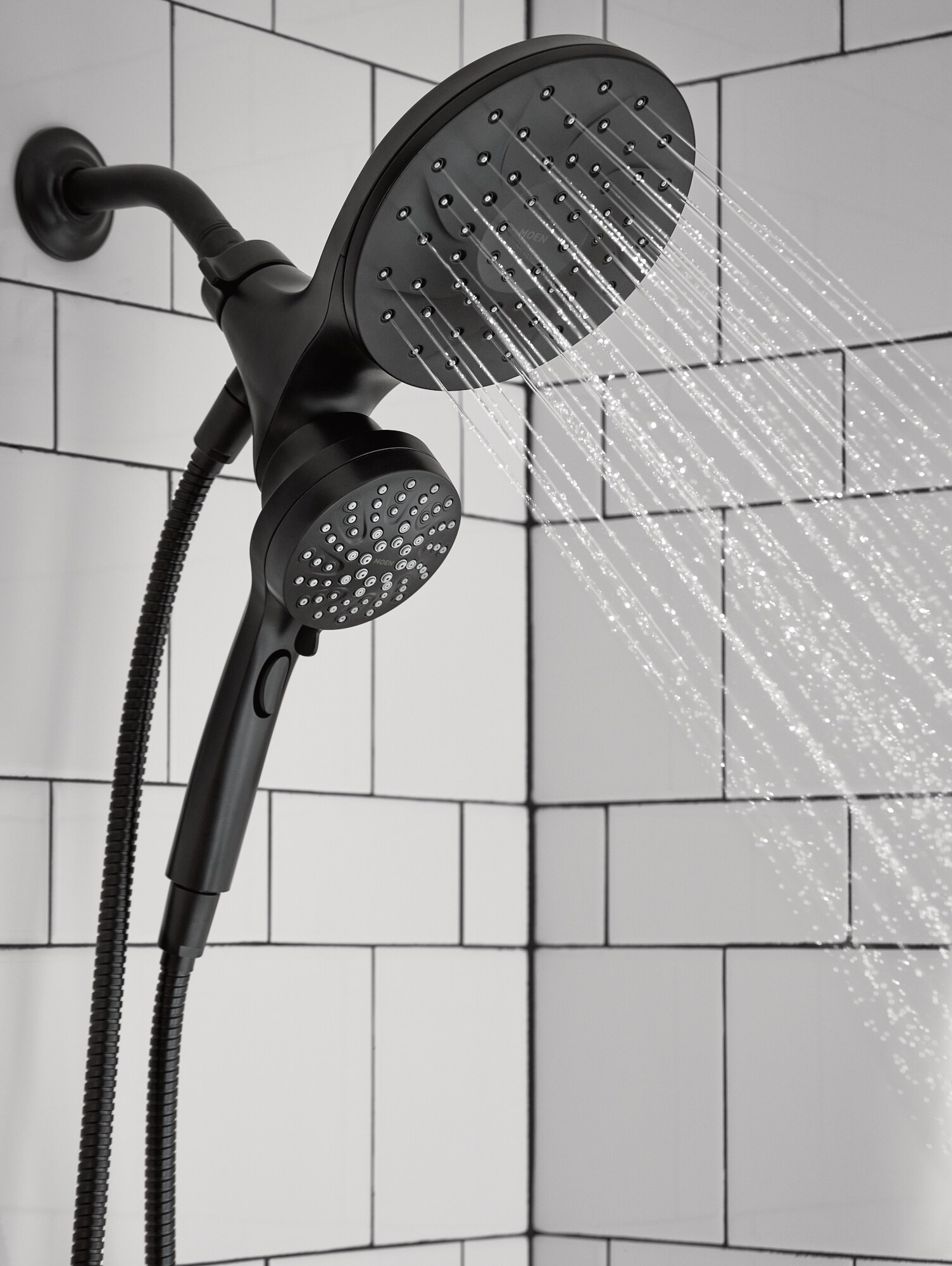 Mezcladora de bañera y ducha redonda de 6.75 pulgadas en negro mate con tecnología Magnetix de Moen Graeden