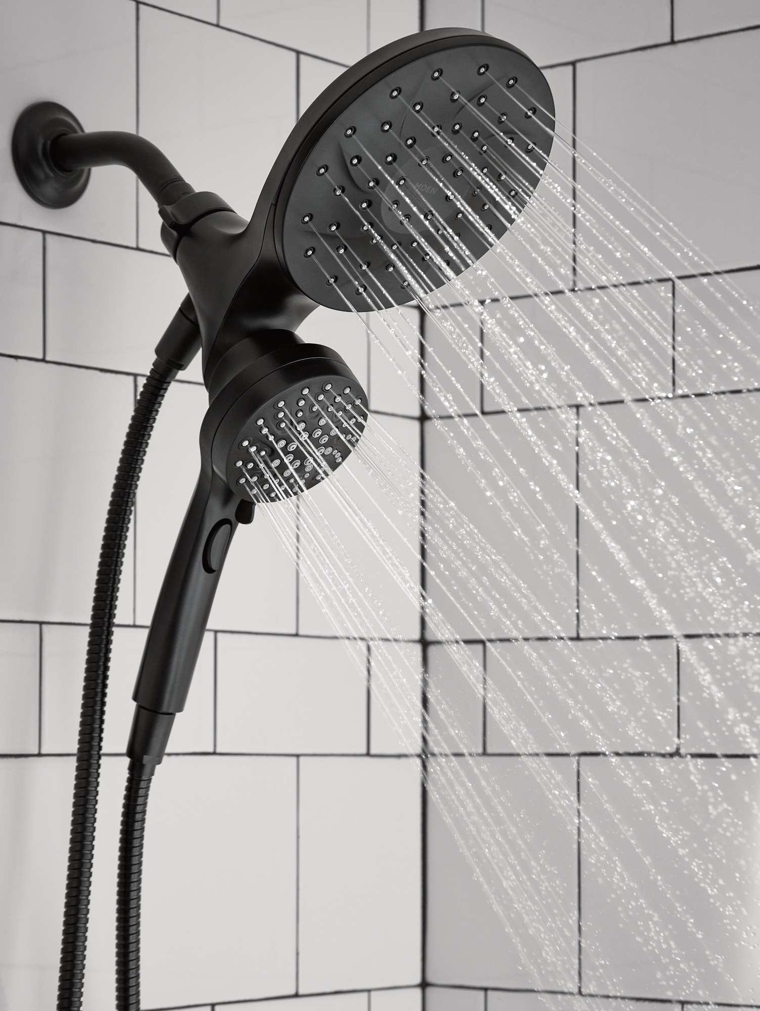 Mezcladora de bañera y ducha redonda de 6.75 pulgadas en negro mate con tecnología Magnetix de Moen Graeden