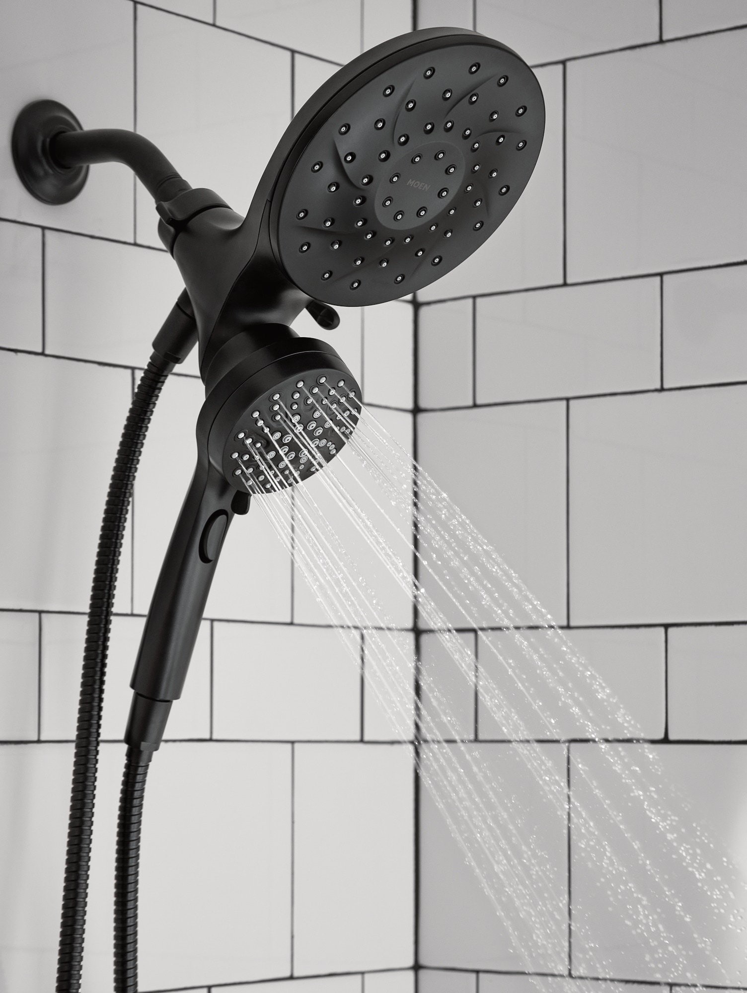 Mezcladora de bañera y ducha redonda de 6.75 pulgadas en negro mate con tecnología Magnetix de Moen Graeden