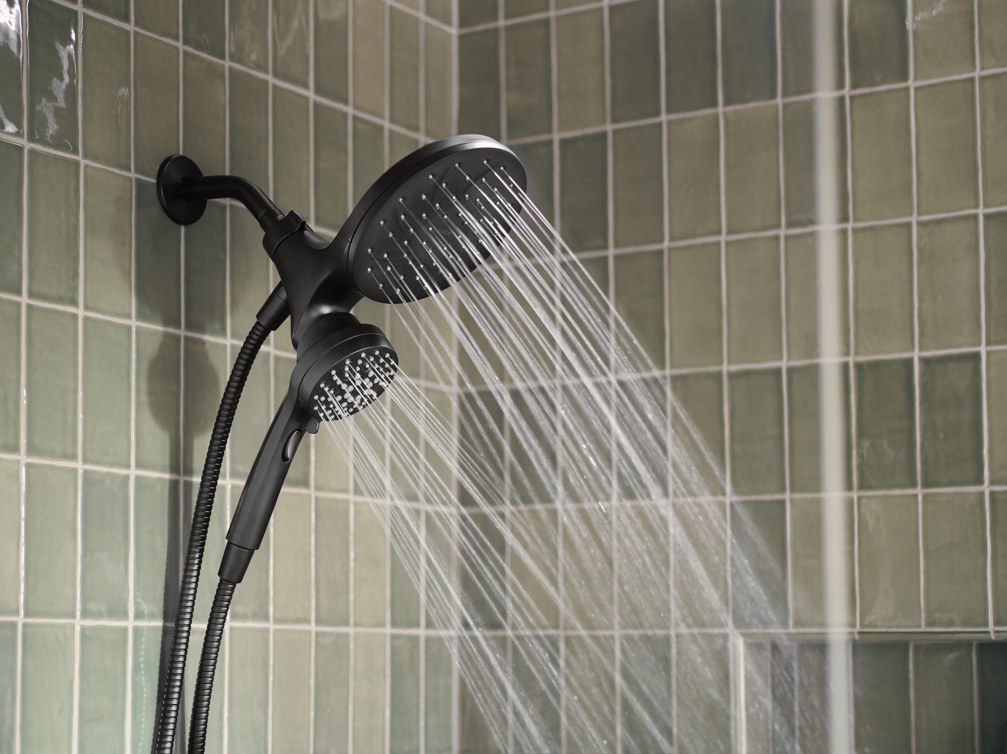 Mezcladora de bañera y ducha redonda de 6.75 pulgadas en negro mate con tecnología Magnetix de Moen Graeden