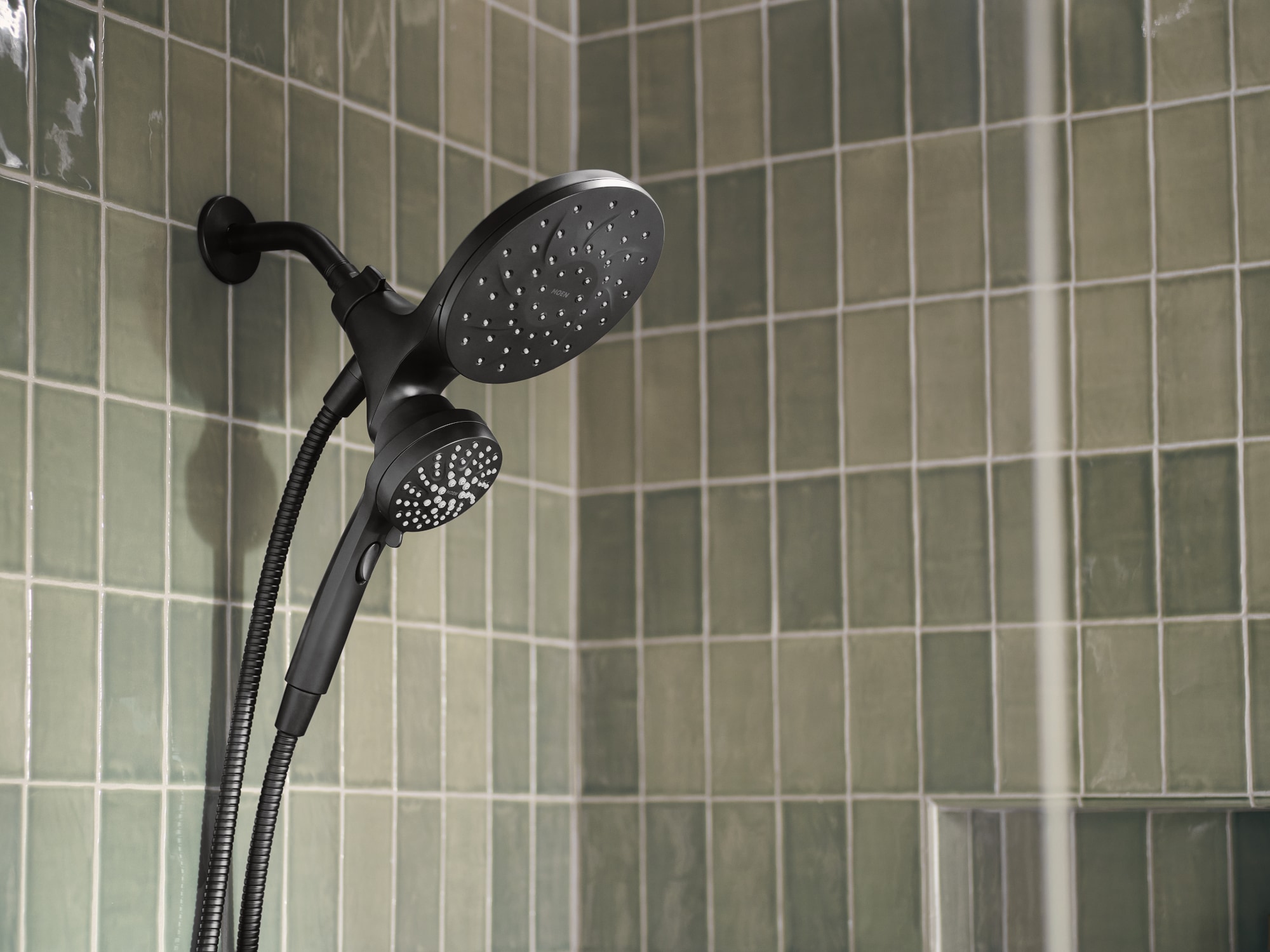 Mezcladora de bañera y ducha redonda de 6.75 pulgadas en negro mate con tecnología Magnetix de Moen Graeden