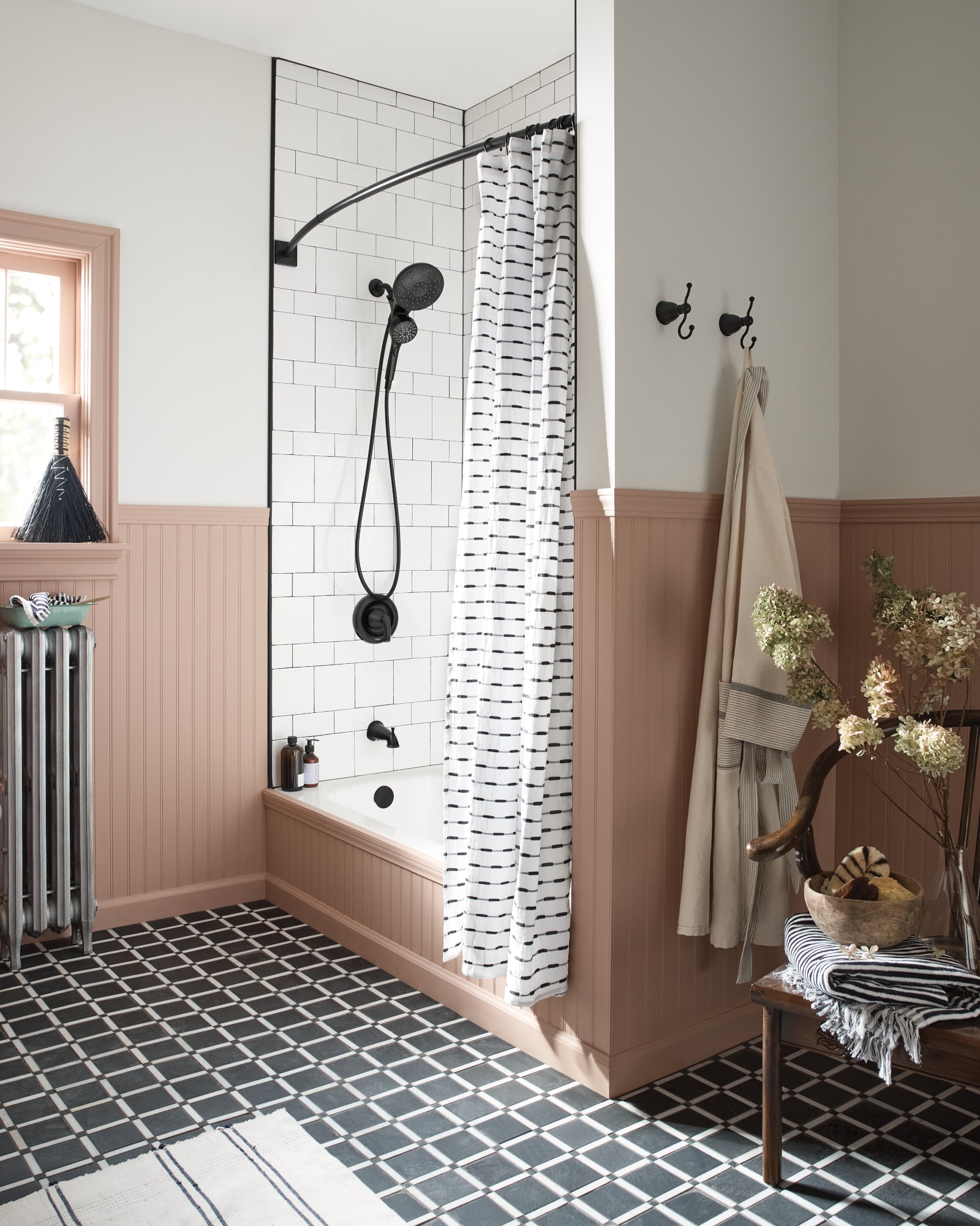 Mezcladora de bañera y ducha redonda de 6.75 pulgadas en negro mate con tecnología Magnetix de Moen Graeden