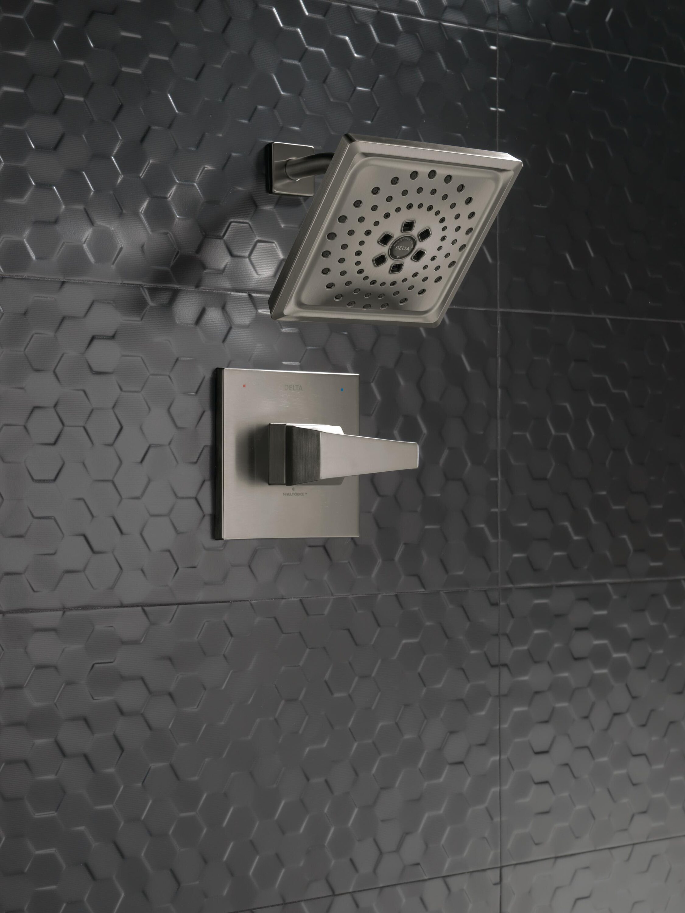 Grifo de Bañera y Ducha Cuadrado de 7.625 Pulgadas con Acabado en Negro de Acero Inoxidable de un mango y función múltiple Delta Trillian Lumicoat T14243-KS-PR