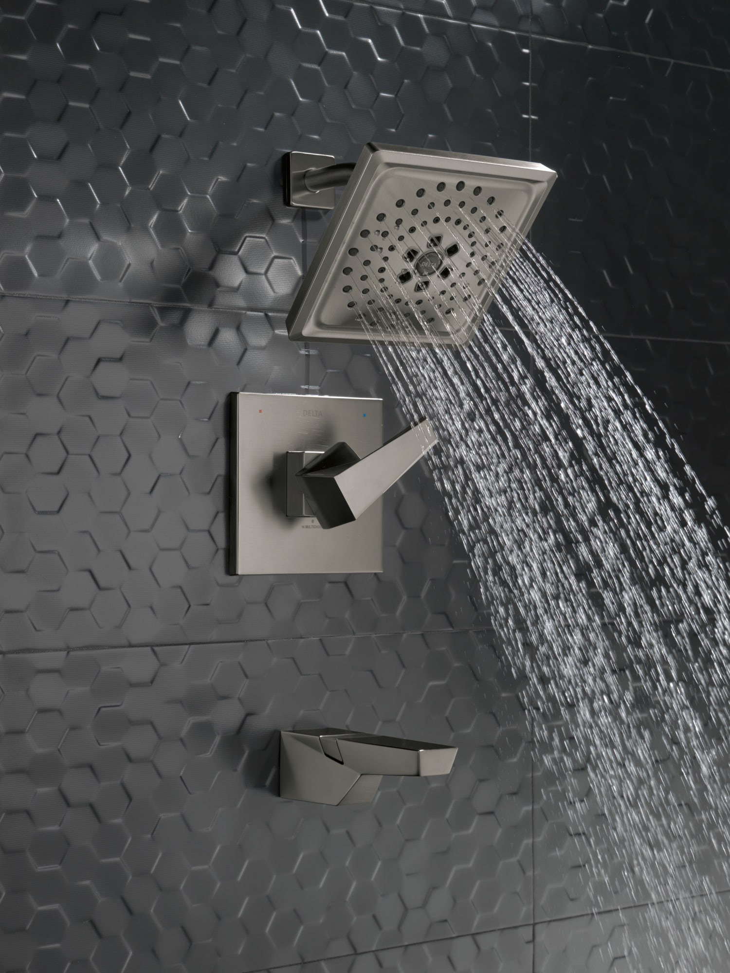 Grifo de bañera y ducha cuadrado de 7.625 pulgadas con acabado negro de acero inoxidable y manija única Delta Trillian Lumicoat