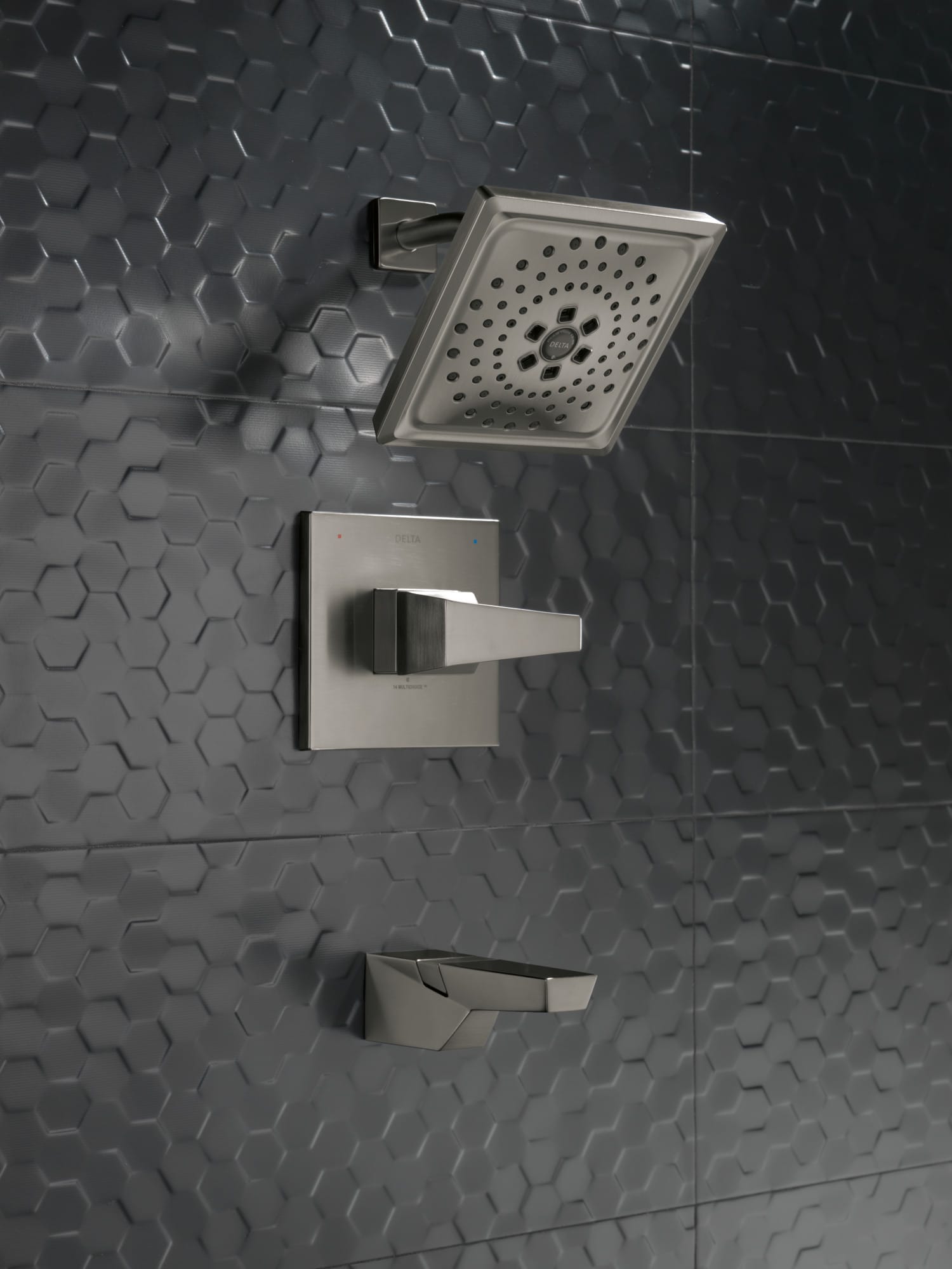 Grifo de bañera y ducha cuadrado de 7.625 pulgadas con acabado negro de acero inoxidable y manija única Delta Trillian Lumicoat