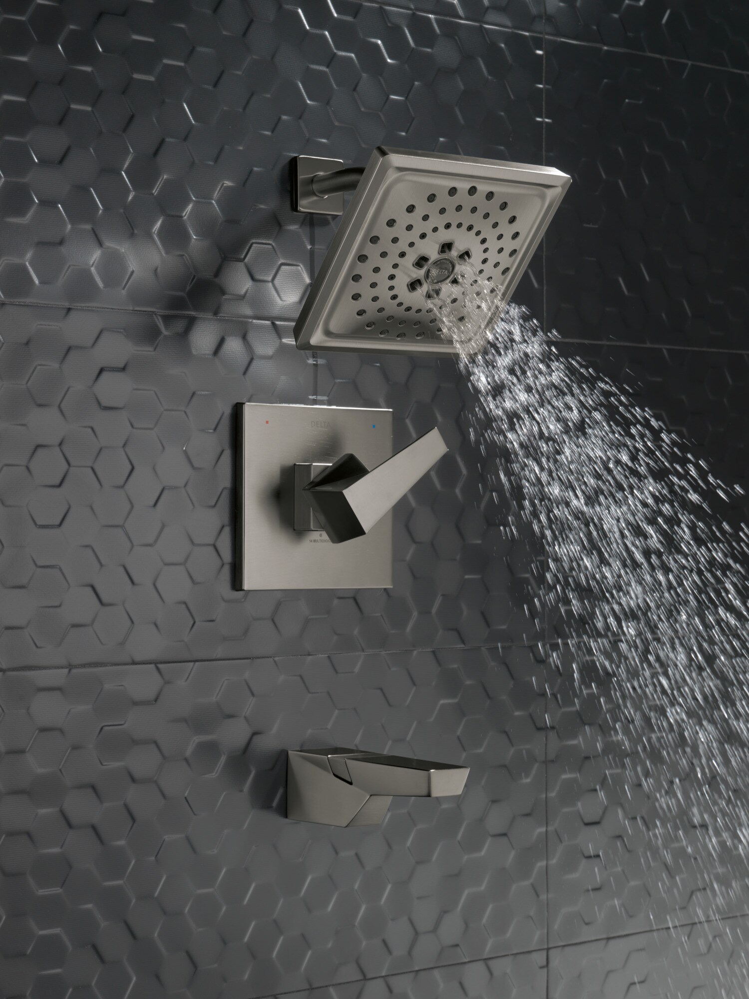 Grifo de bañera y ducha cuadrado de 7.625 pulgadas con acabado negro de acero inoxidable y manija única Delta Trillian Lumicoat