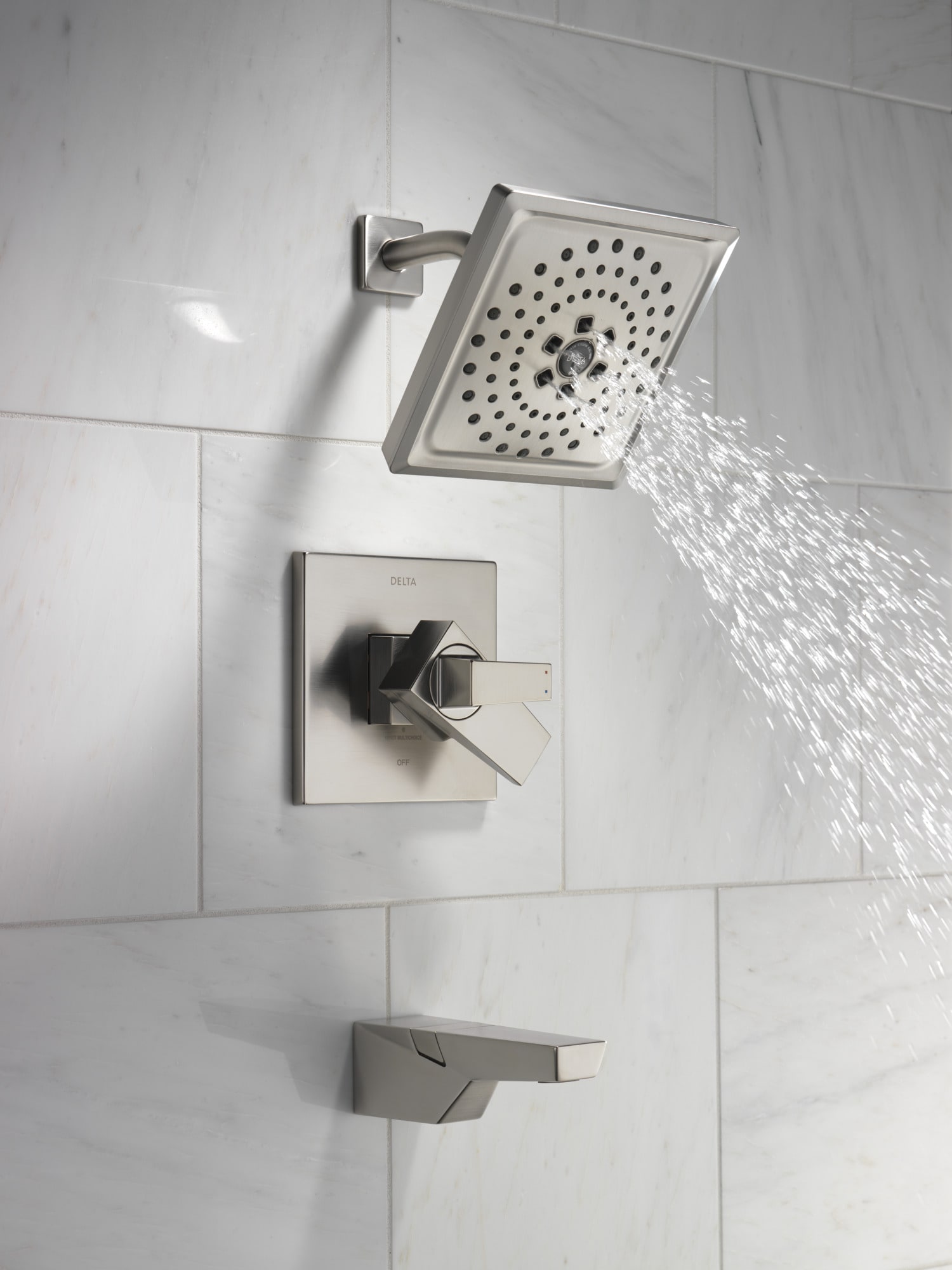 Grifo de bañera y regadera de 2 manijas multifunción de acero inoxidable con revestimiento Lumicoat Trillian Delta T17443-SS-PR de 7.625 pulgadas cuadradas.