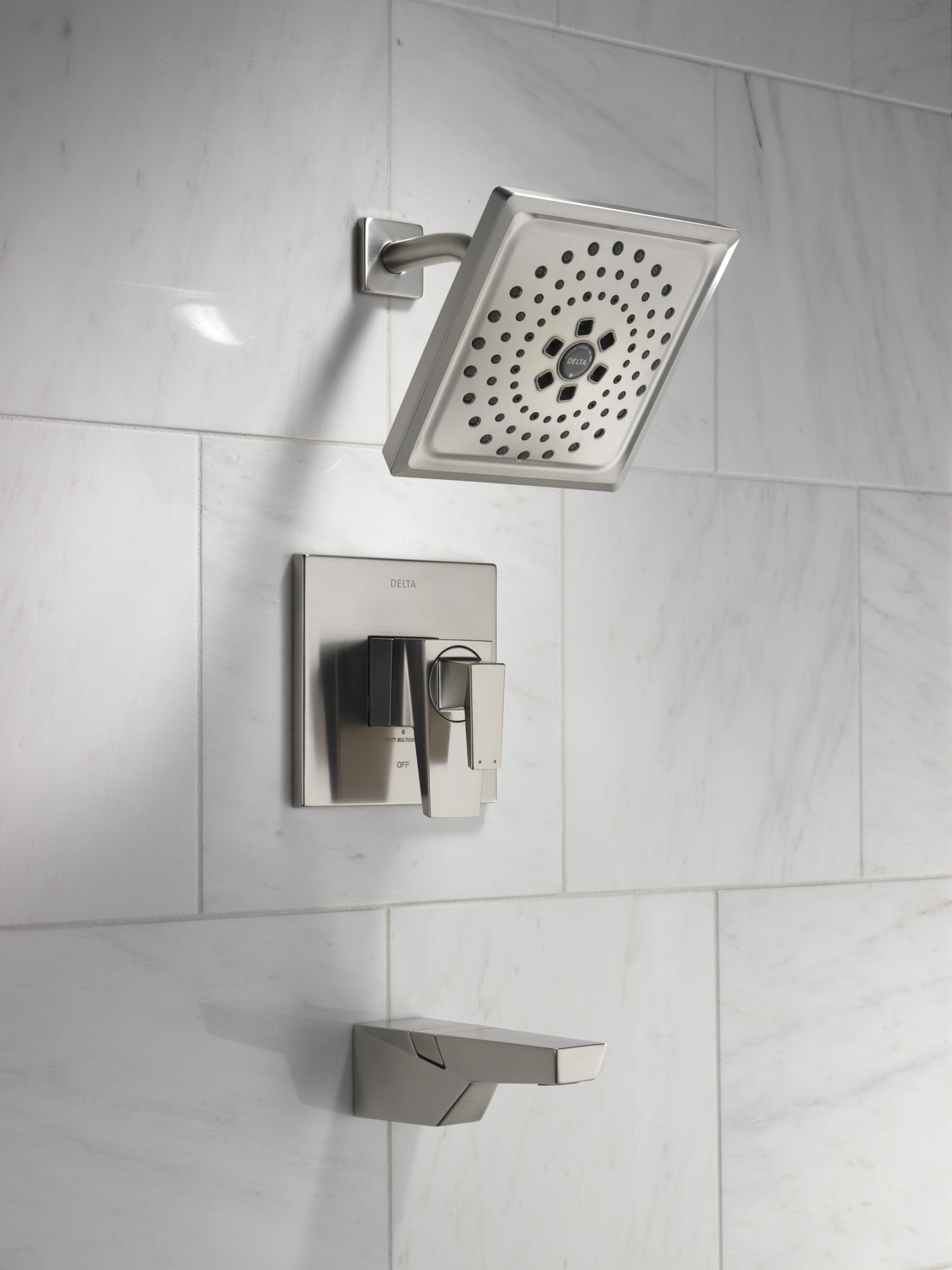 Grifo de bañera y regadera de 2 manijas multifunción de acero inoxidable con revestimiento Lumicoat Trillian Delta T17443-SS-PR de 7.625 pulgadas cuadradas.
