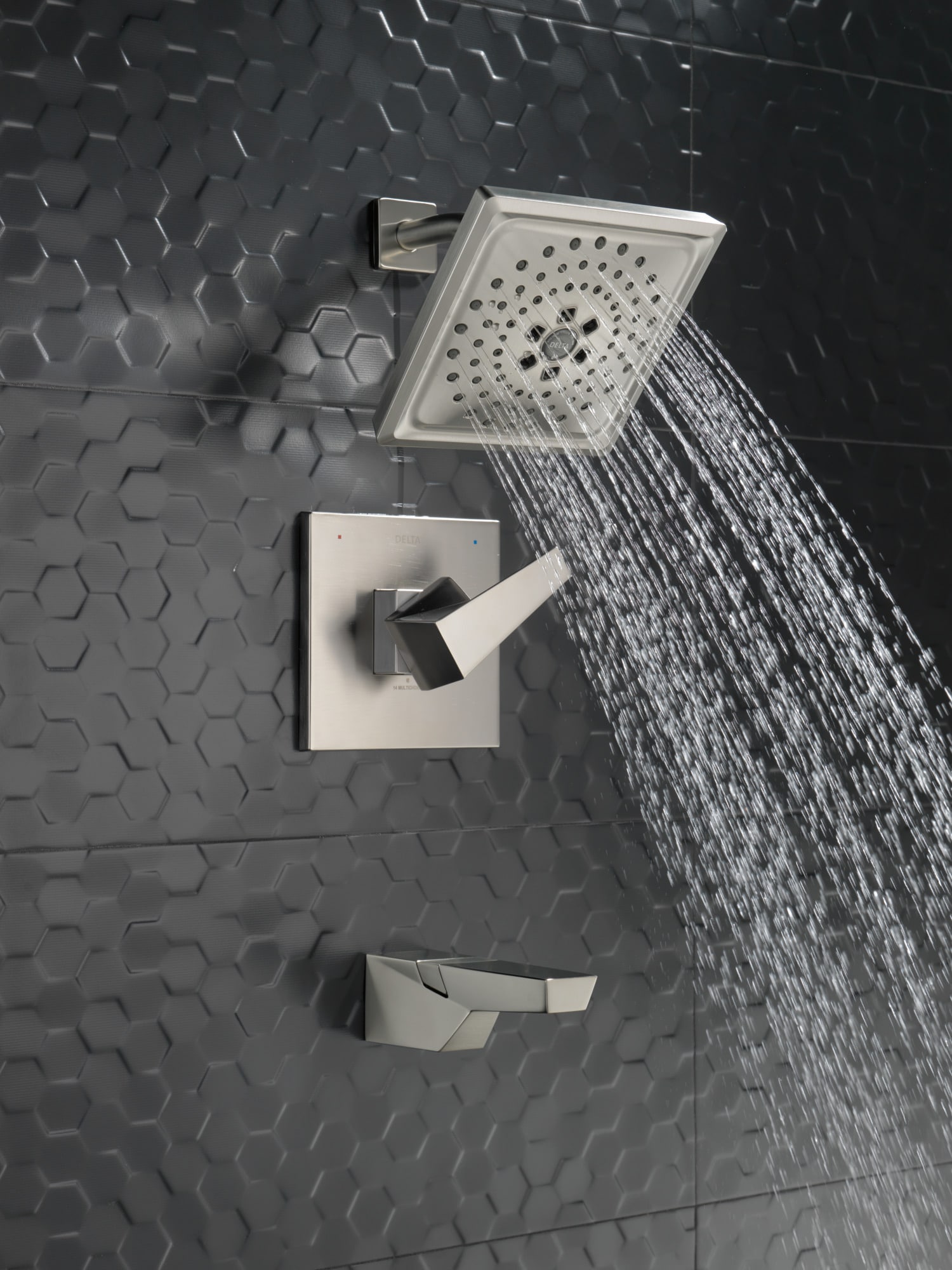 Mezcladora de bañera y regadera cuadrada de acero inoxidable con un mango Delta Trillian Lumicoat Multi-función de 7.625 pulgadas